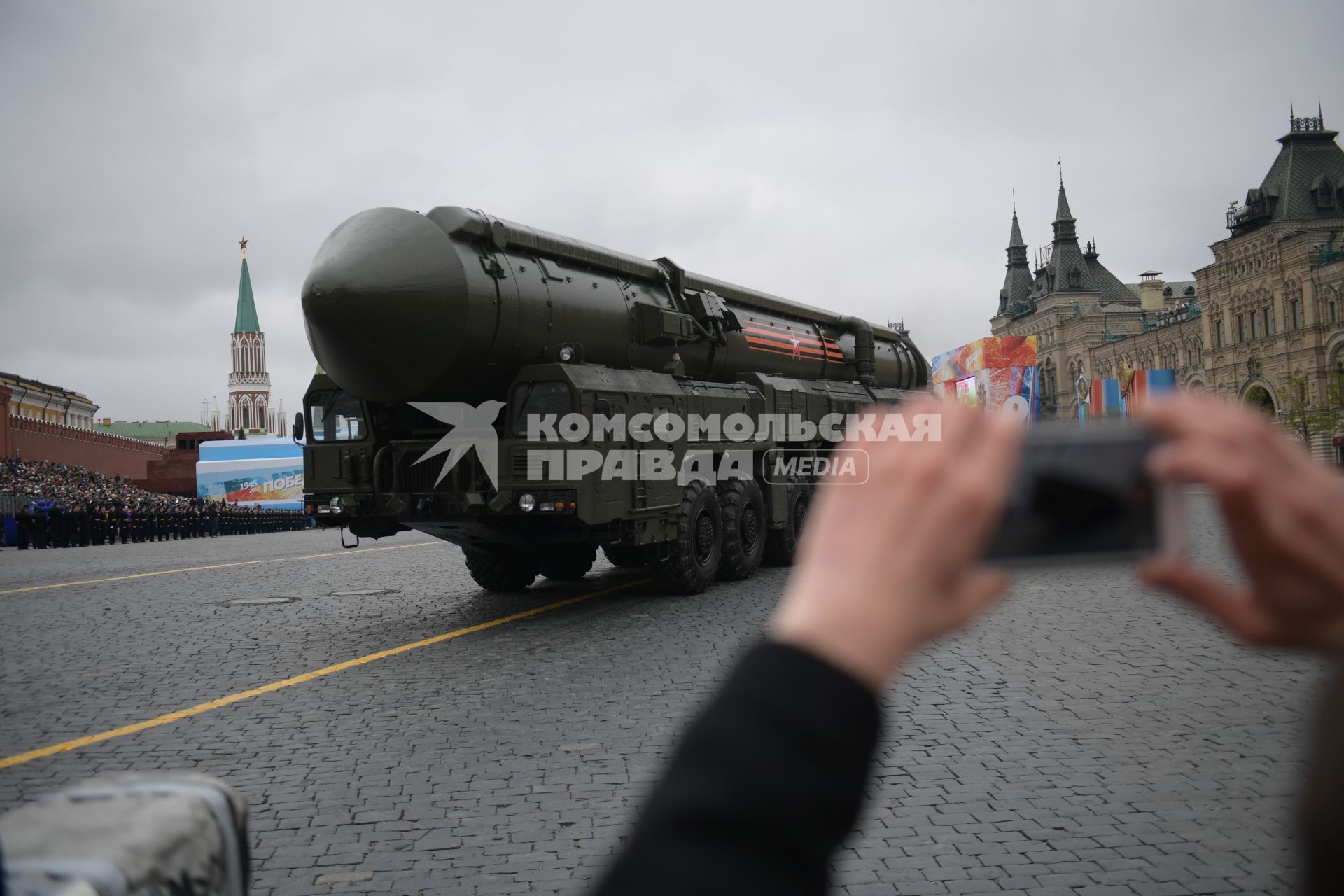 Москва.  Подвижный грунтовый ракетный комплекс (ПГРК) с межконтинентальной баллистической ракетой РС-24 `Ярс`  на Красной площади во время военного парада, посвященного 72-й годовщине Победы в Великой Отечественной войне.