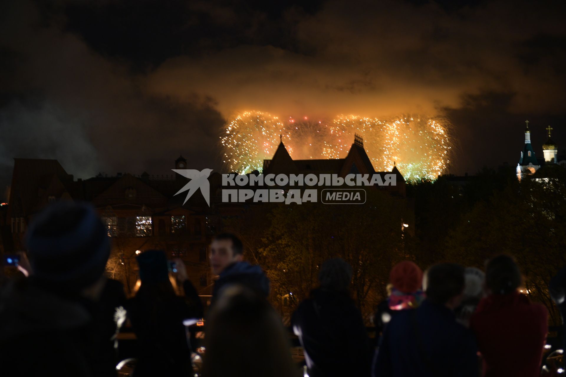 Москва.  Праздничный салют, посвященный 72-й годовщине Победы в Великой Отечественной войне.