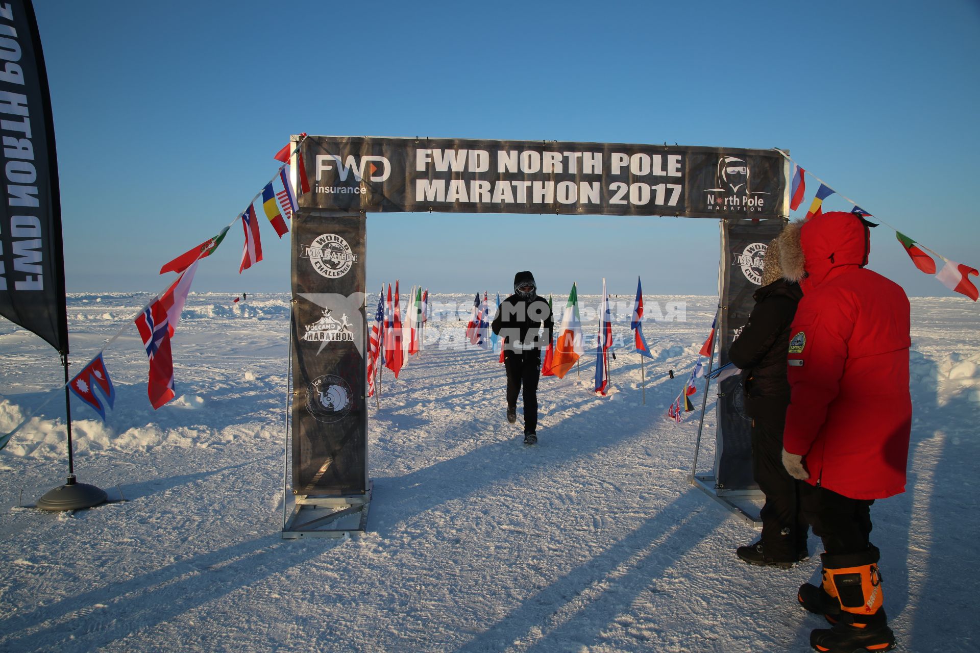 Северный полюс, лагерь `Барнео`. Участники марафона на Северном полюсе (NORTH POLE MARATHON 2017) .