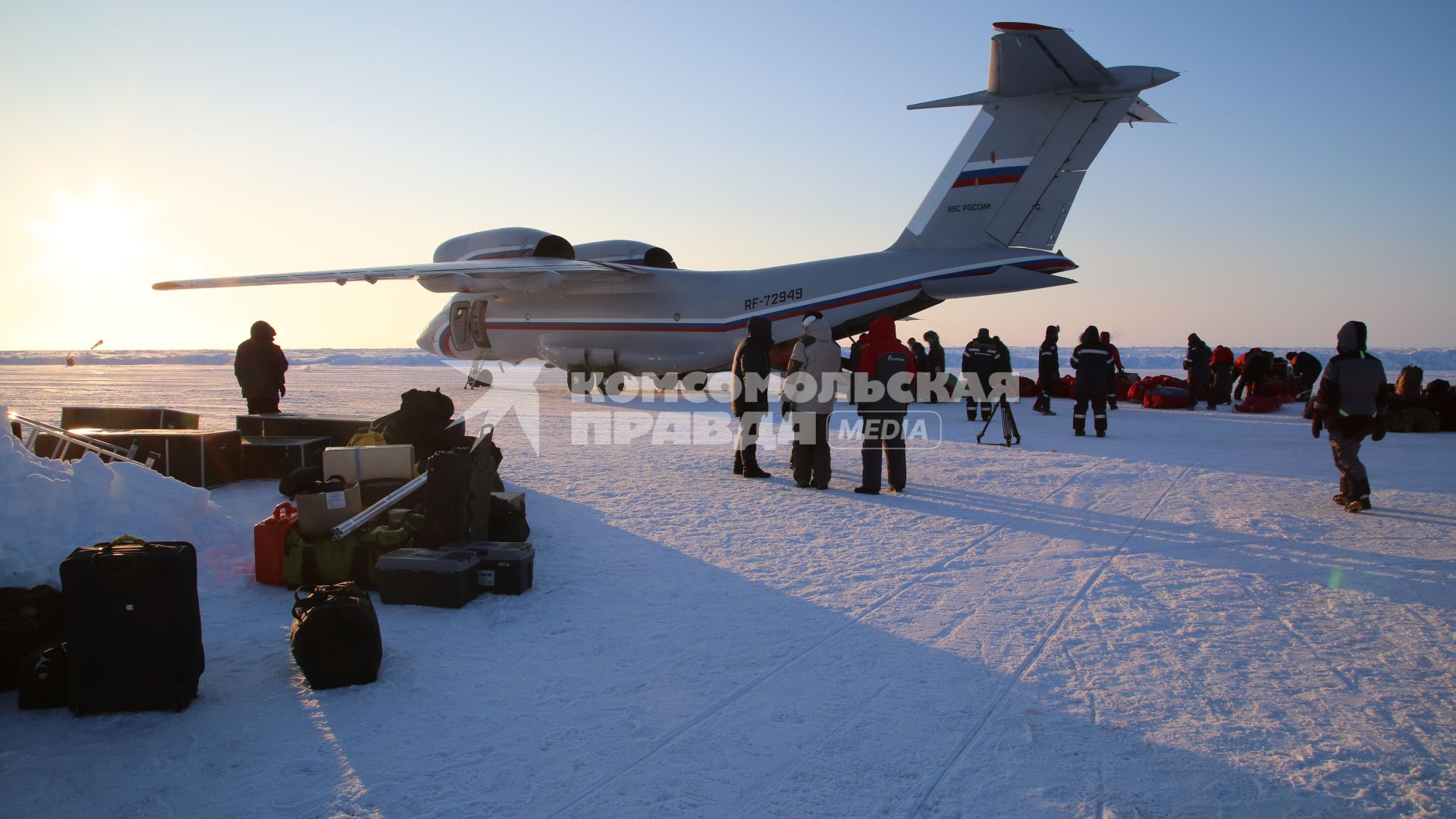 Северный полюс, лагерь `Барнео`. Самолет Ан-72  доставил экспедицию и груз на станцию.