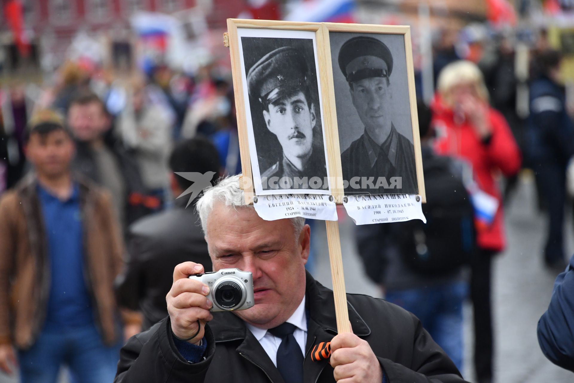 Москва.  Участник акции памяти  `Бессмертный полк` во время шествия в День Победы на Красной площади.