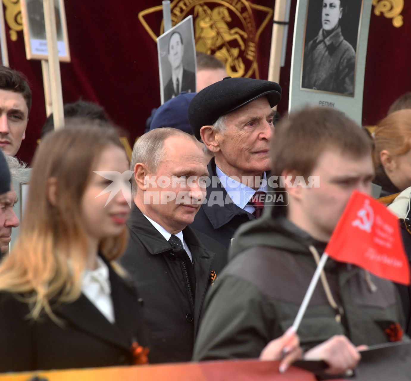 Москва.  Президент РФ Владимир Путин (второй слева) и актер Василий Лановой (второй справа)  во время акции памяти  `Бессмертный полк` в честь 72-й годовщины Победы в Великой Отечественной войне 1941-1945 годов.