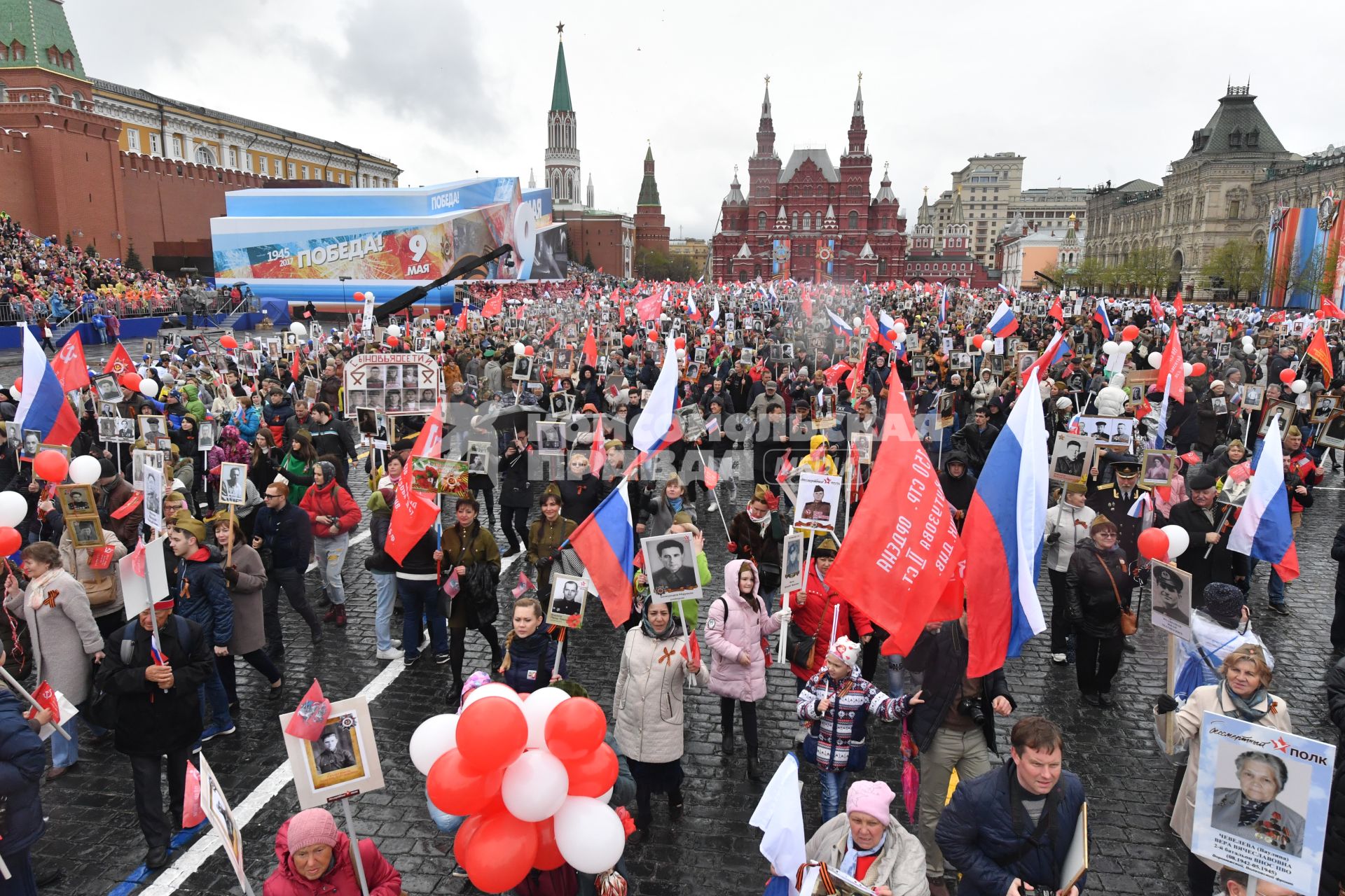 Москва.  Участники акции памяти  `Бессмертный полк` во время шествия в День Победы на Красной площади.