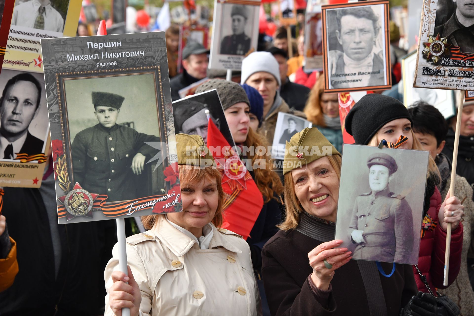 Москва.  Участники акции памяти  `Бессмертный полк` во время шествия в День Победы на Красной площади.