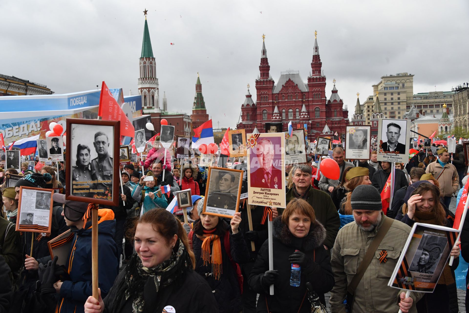 Москва.  Участники акции памяти  `Бессмертный полк` во время шествия в День Победы на Красной площади.