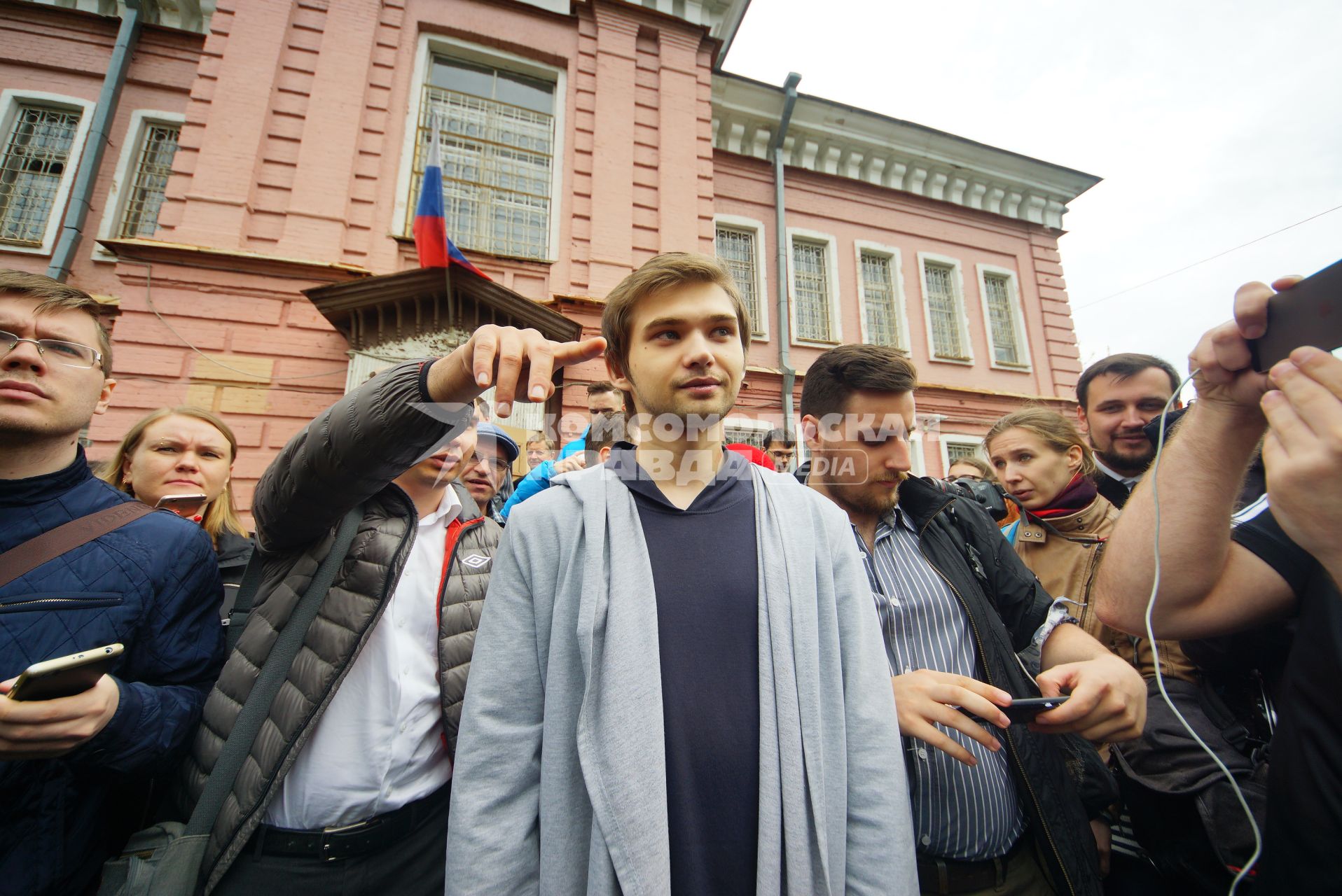 Екатеринбург. Видеоблогер Руслан Соколовский в центре) выходит из здания Кировского районного суда после оглашения ему приговора (3 года 6 месяцев условно). Соколовский ловил покемонов в храме в игре Pokemon Go и обвинялся в экстремизме, оскорблении чувств верующих и хранении шпионской ручки