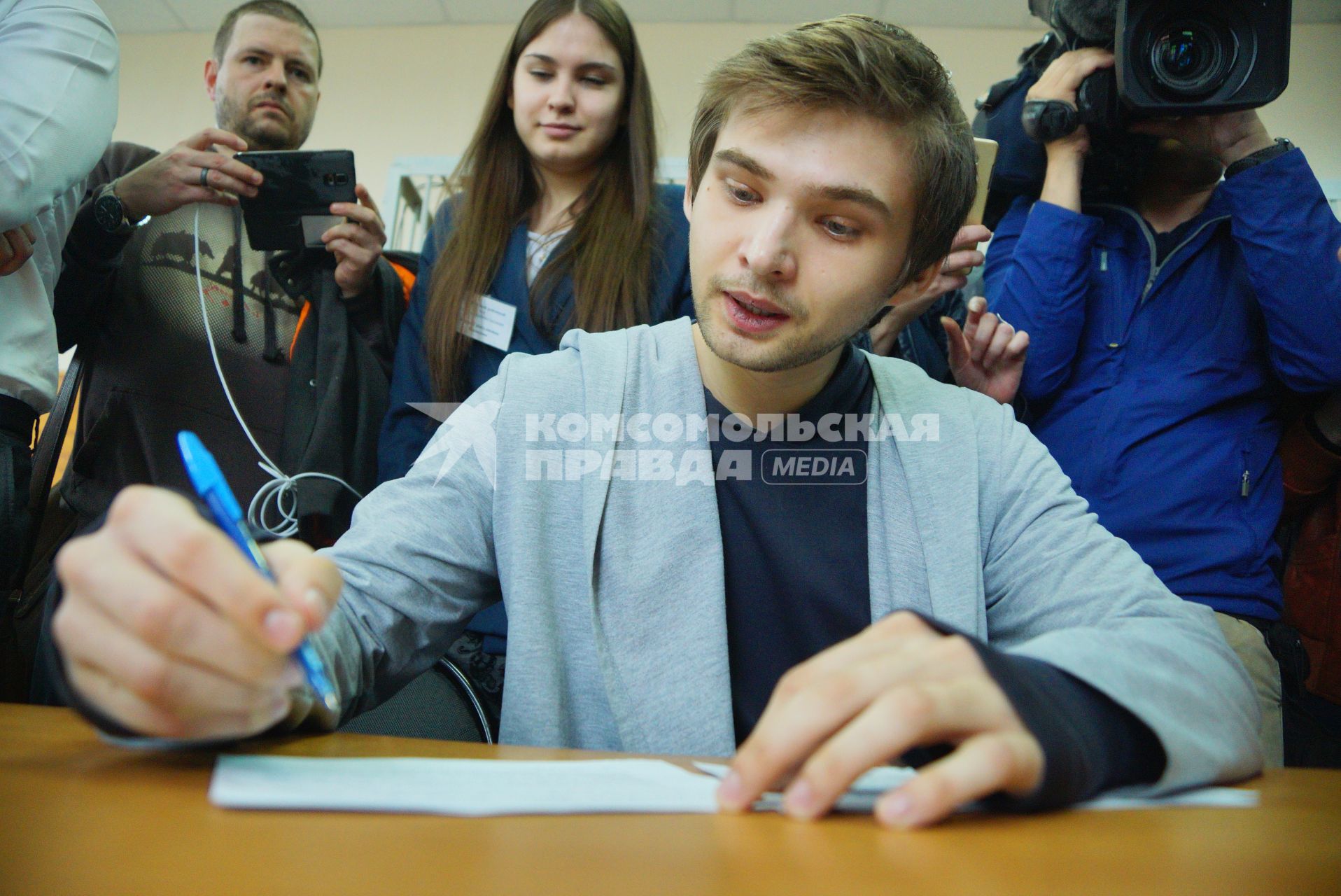 Екатеринбург. Видеоблогер Руслан Соколовский после оглашения ему приговора в Кировском районном суде (3 года 6 месяцев условно). Соколовский ловил покемонов в храме в игре Pokemon Go и обвинялся в экстремизме, оскорблении чувств верующих и хранении шпионской ручки