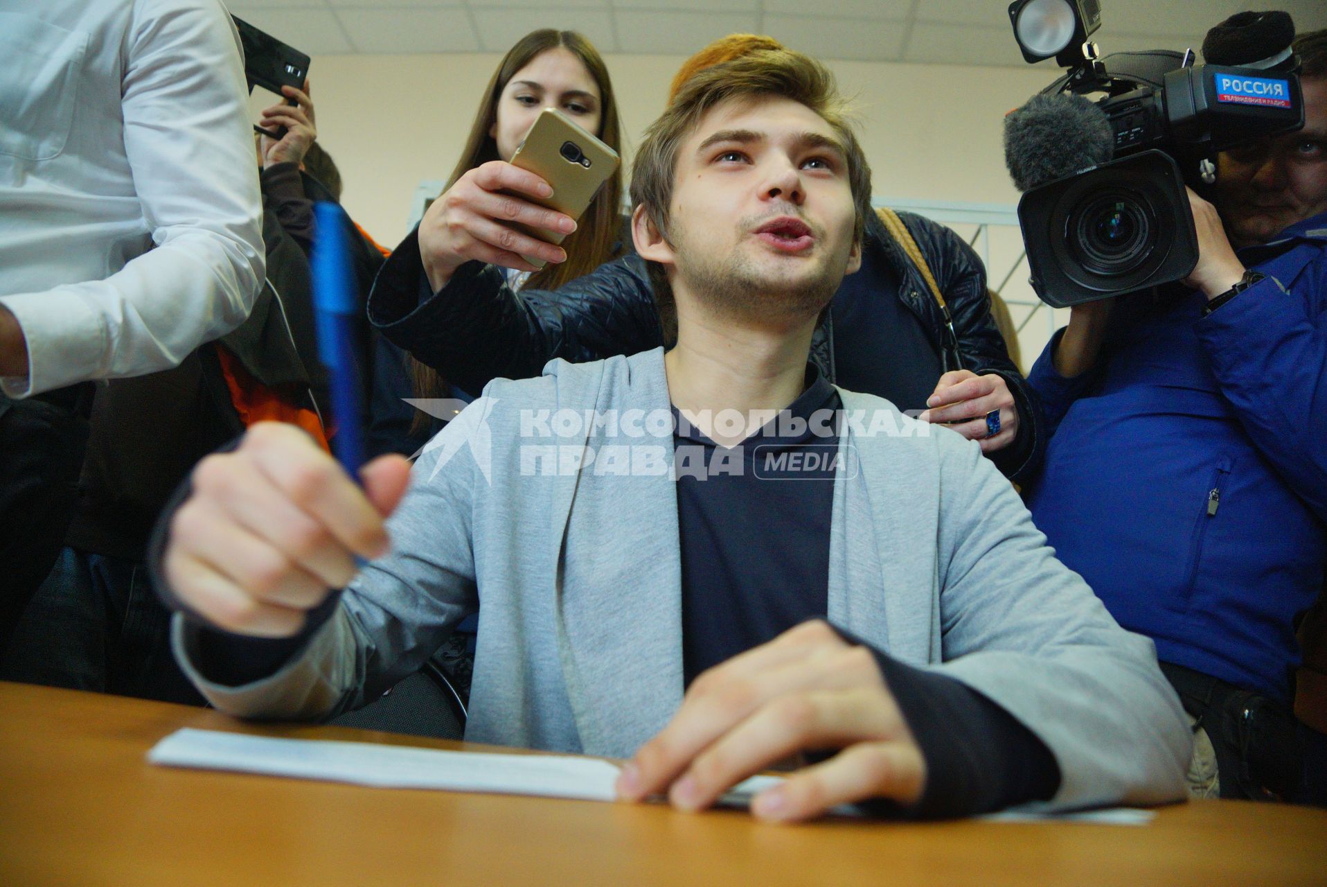 Екатеринбург. Видеоблогер Руслан Соколовский после оглашения ему приговора в Кировском районном суде (3 года 6 месяцев условно). Соколовский ловил покемонов в храме в игре Pokemon Go и обвинялся в экстремизме, оскорблении чувств верующих и хранении шпионской ручки