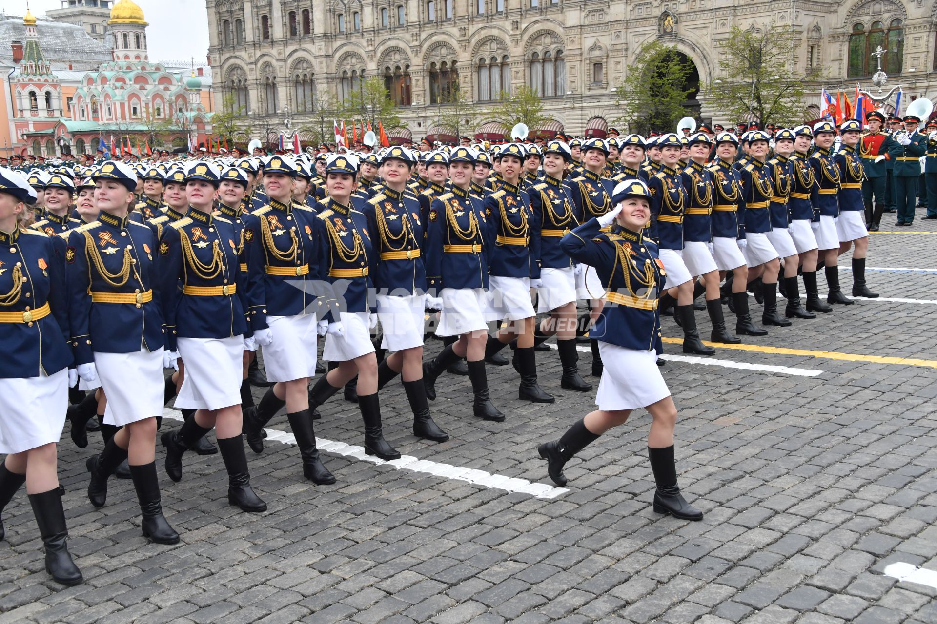 Москва.  Парадный расчет девушек-курсантов Военной академии связи имени Буденного и Военно-космической академии имени Можайского на Красной площади во время военного парада, посвященного 72-й годовщине Победы в Великой Отечественной войне.