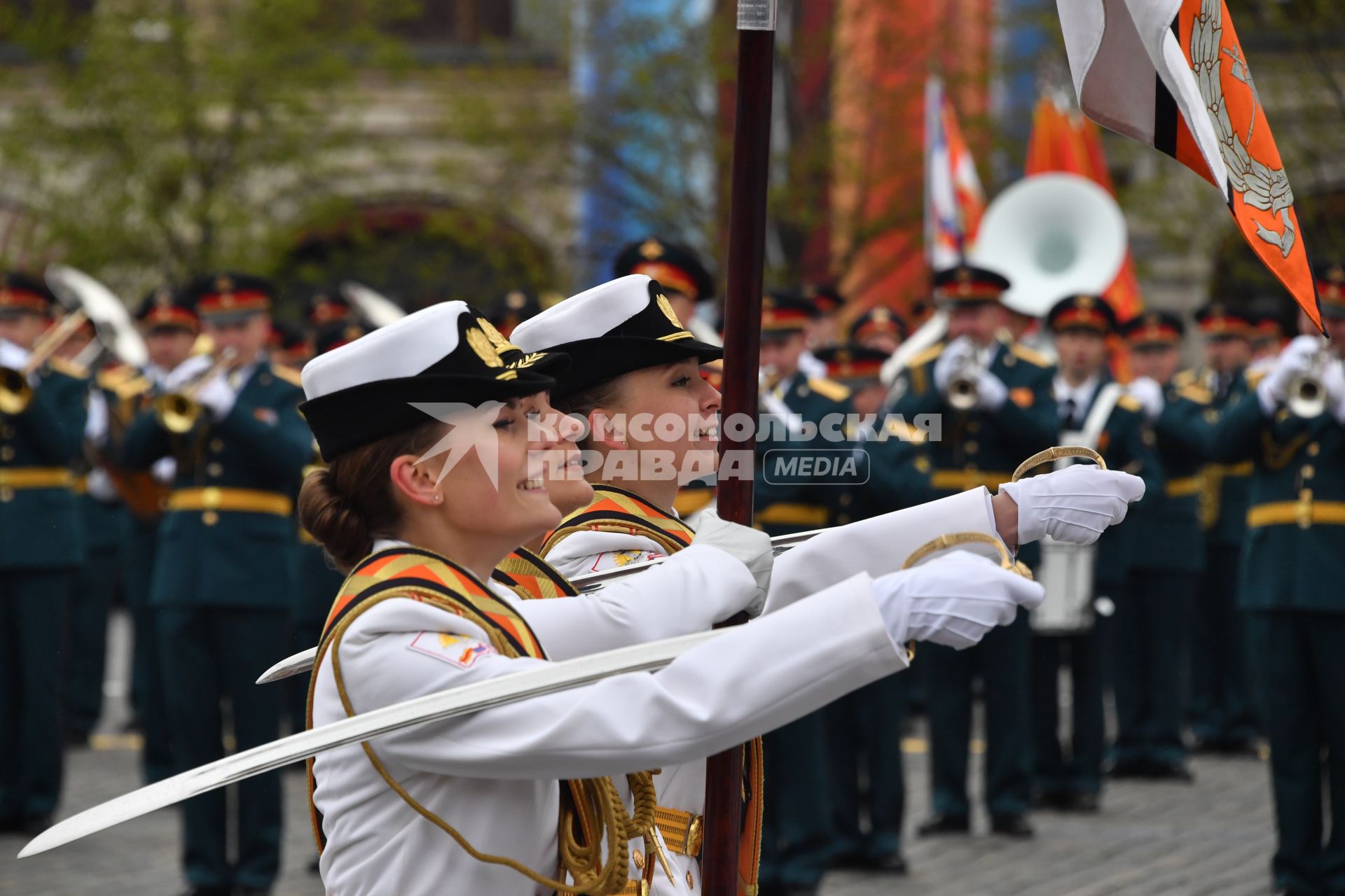 Москва. Сводный парадный расчет женщин-военнослужащих Военного университета Минобороны РФ  на Красной площади во время военного парада, посвященного 72-й годовщине Победы в Великой Отечественной войне.