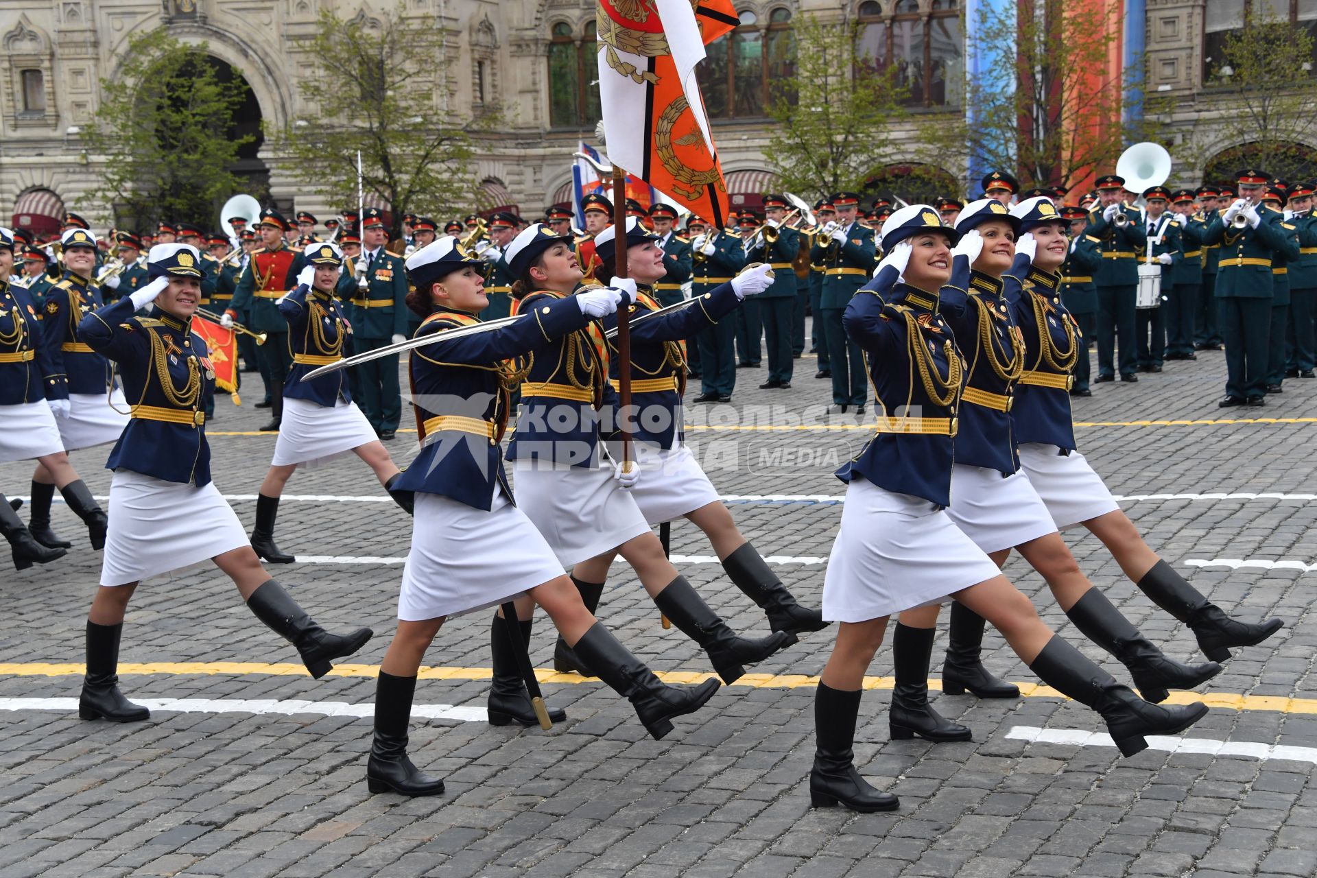 Москва.  Парадный расчет девушек-курсантов Военной академии связи имени Буденного и Военно-космической академии имени Можайского на Красной площади во время военного парада, посвященного 72-й годовщине Победы в Великой Отечественной войне.