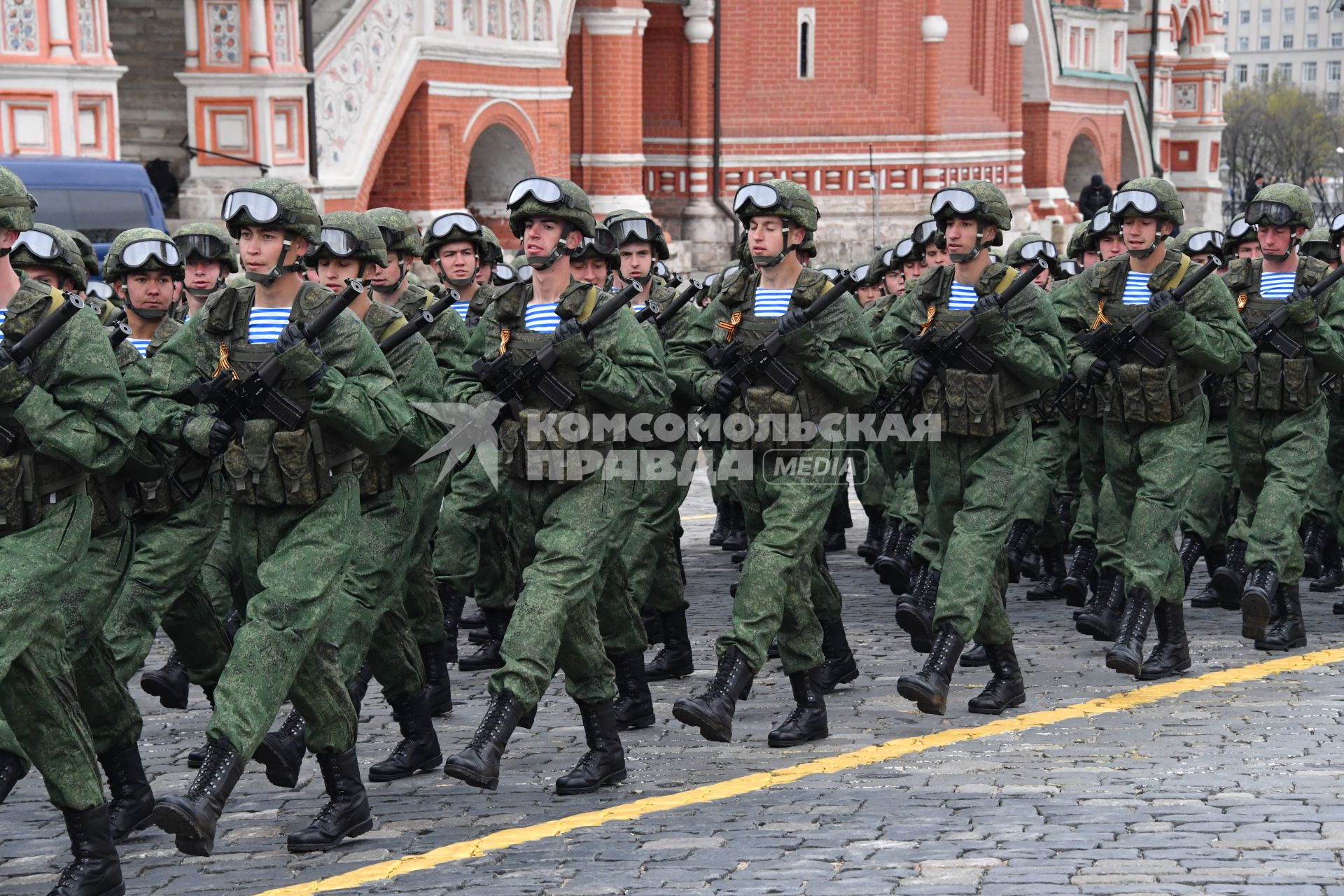 Москва.   Десантники 331-го гвардейского парашютно-десантного полка на Красной площади во время военного парада, посвященного 72-й годовщине Победы в Великой Отечественной войне.