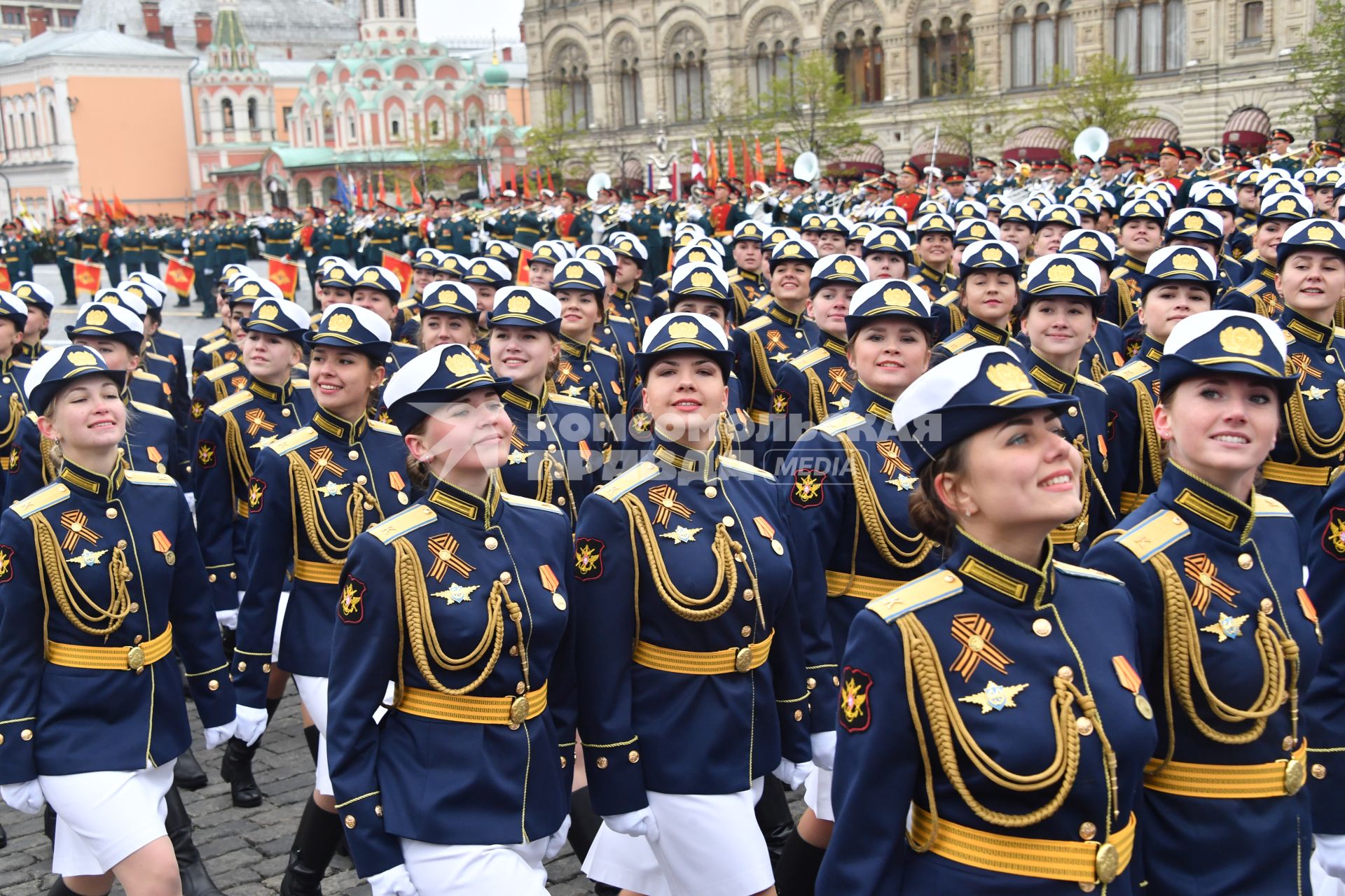 Москва.  Парадный расчет девушек-курсантов Военной академии связи имени Буденного и Военно-космической академии имени Можайского на Красной площади во время военного парада, посвященного 72-й годовщине Победы в Великой Отечественной войне.