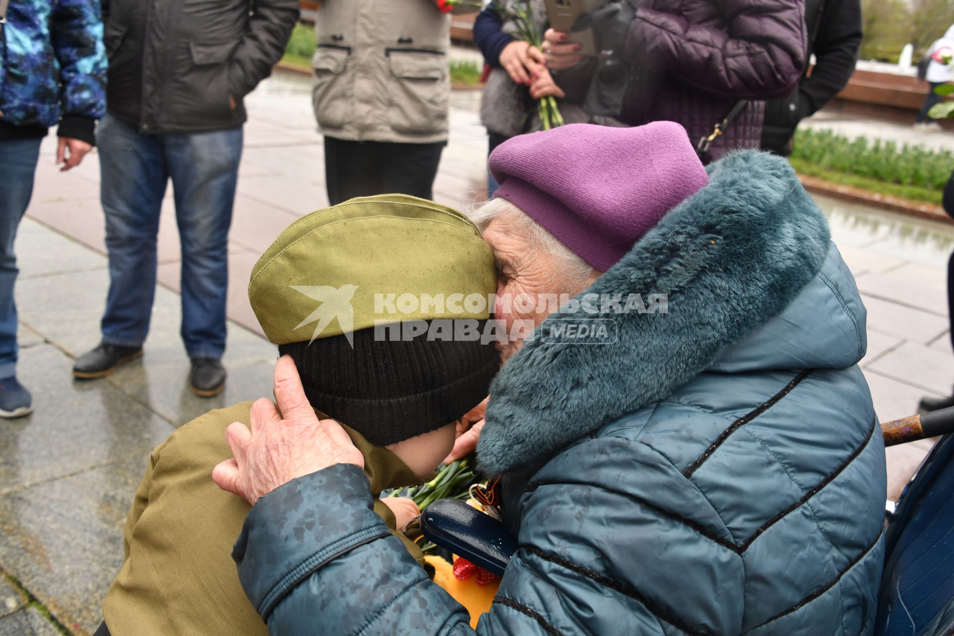 Москва. Мальчик поздравляет ветерана   Великой Отечественной Войны во  время празднования Дня Победы на Поклонной горе.