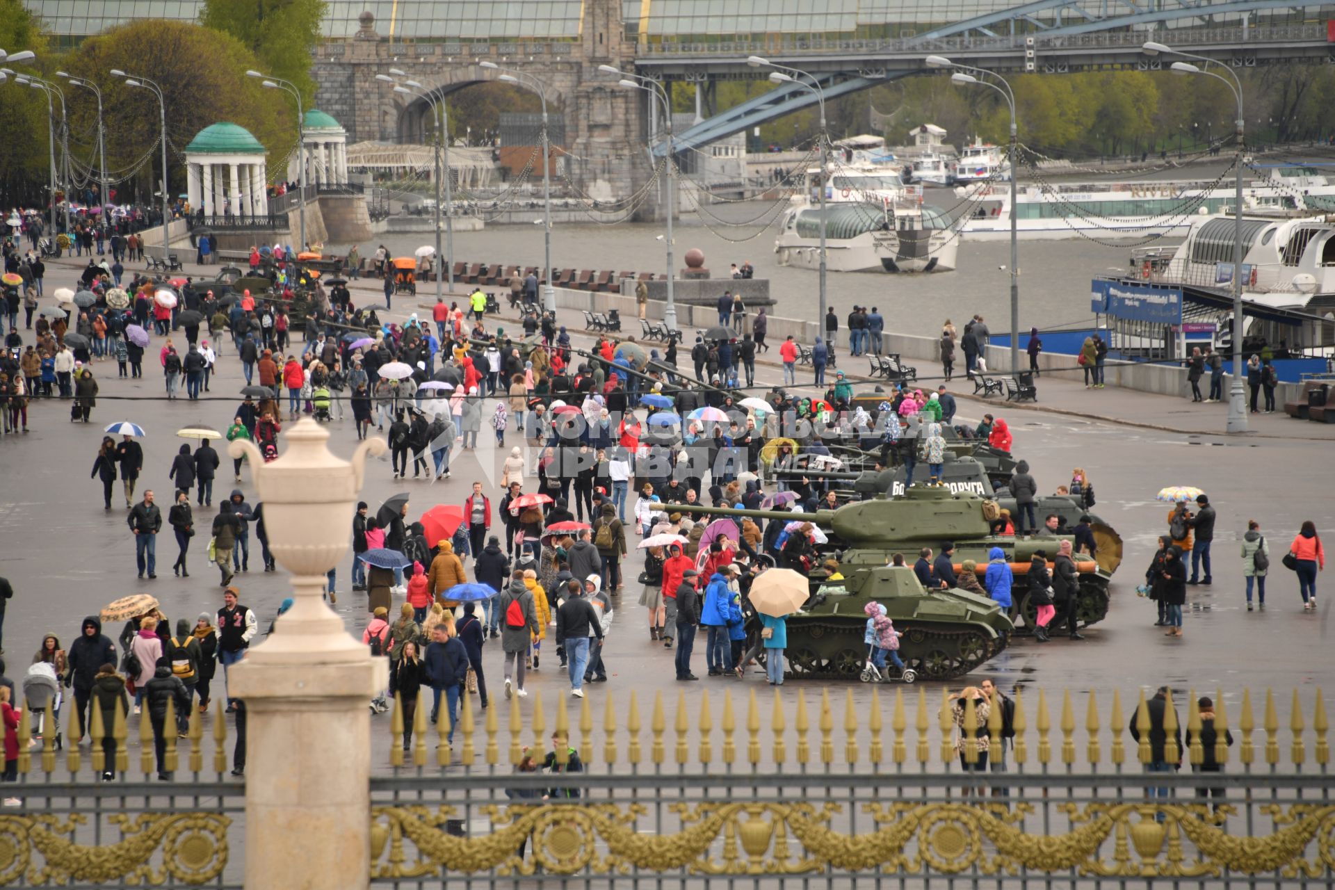 Москва.  Люди осматривают боевую технику времен Великой Отечественной Войны на Пушкинской набережной  во время празднования Дня Победы.