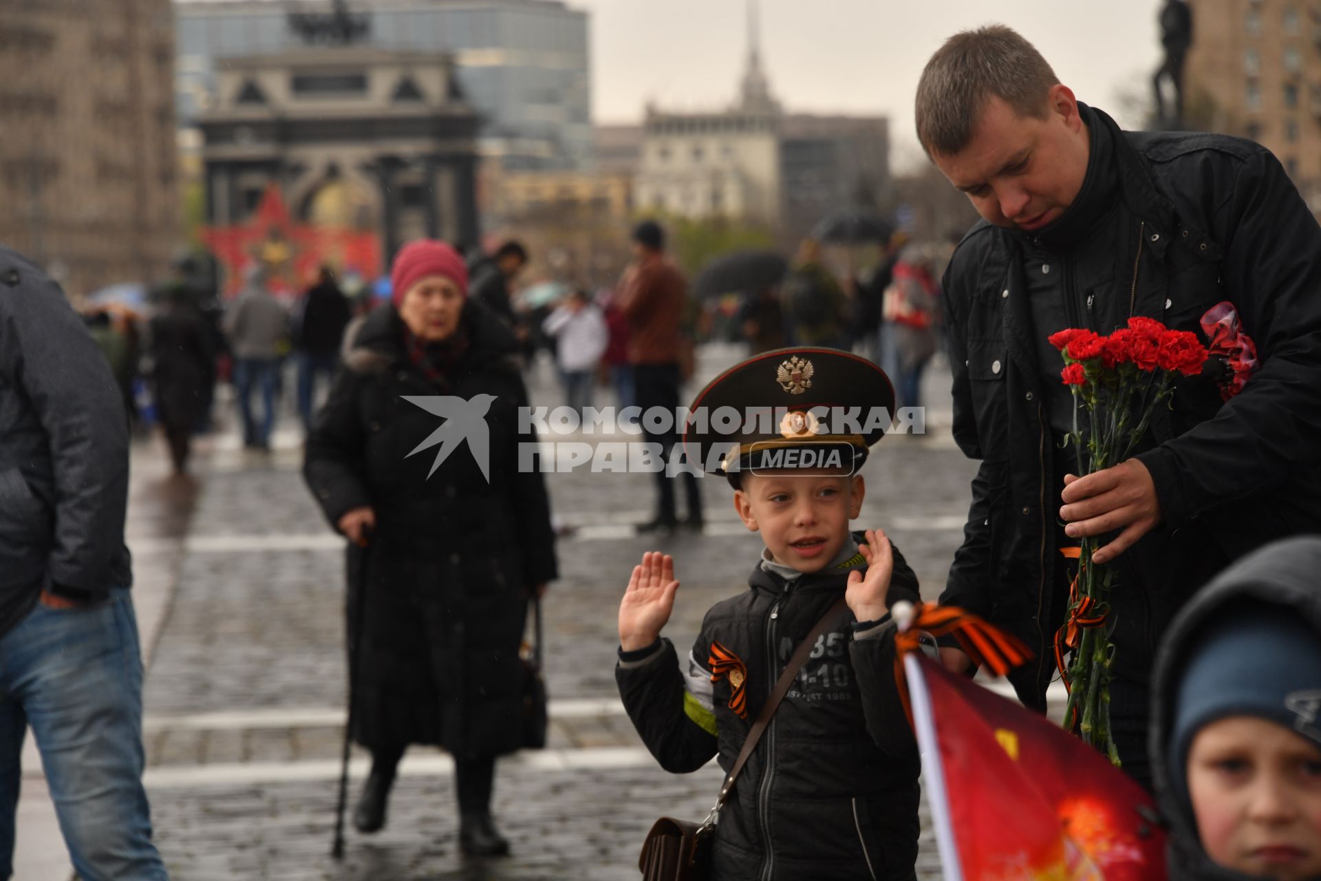 Москва. Участники празднования Дня Победы на Поклонной горе.