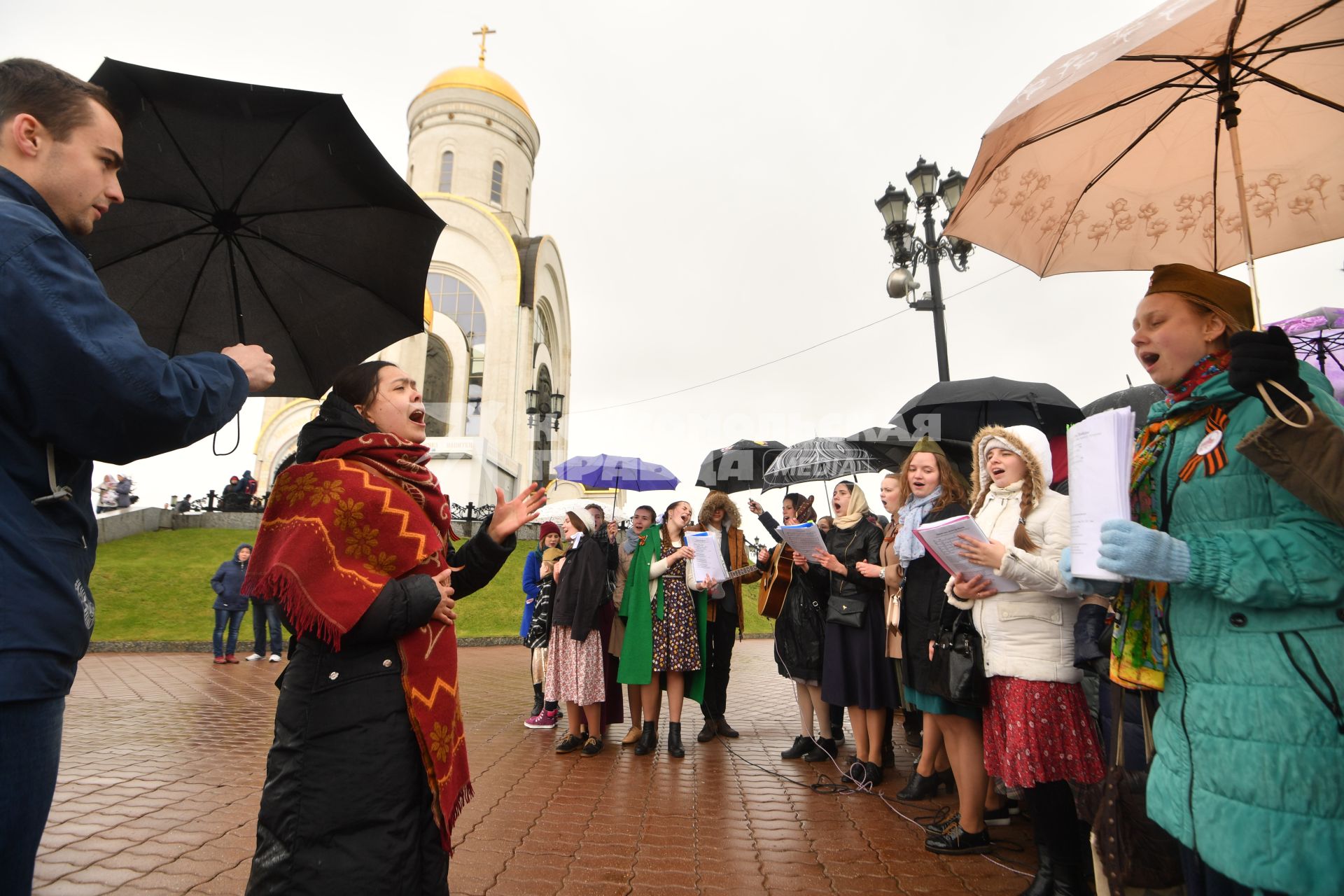 Москва.  Участники празднования Дня Победы на Поклонной горе.