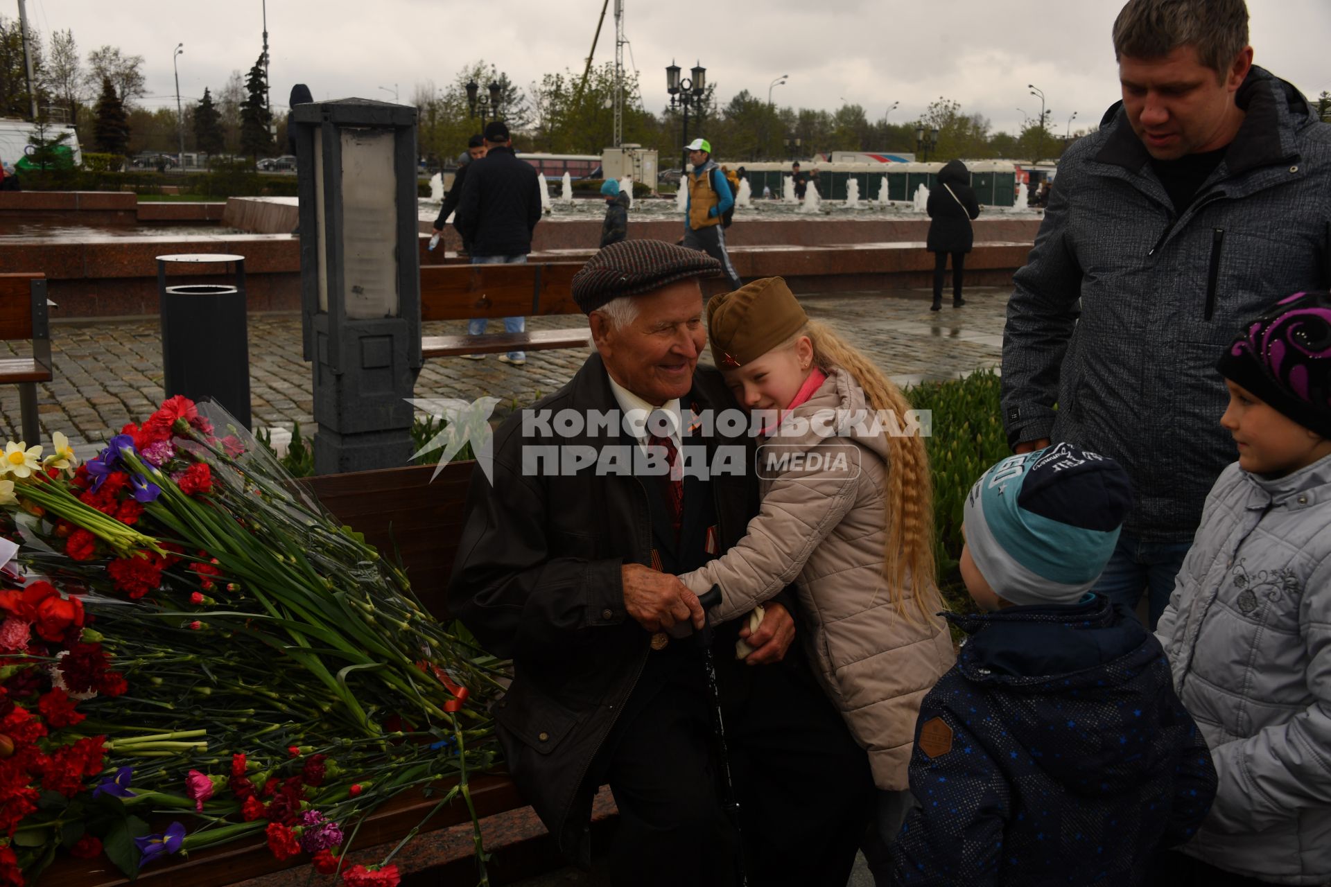 Москва. Девочка поздравляет ветерана   Великой Отечественной Войны во  время празднования Дня Победы на Поклонной горе.