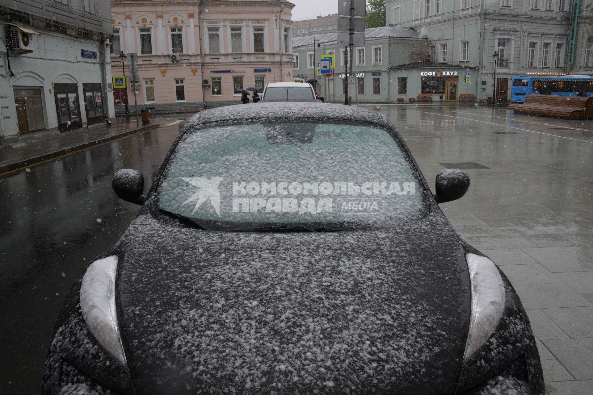 Москва.  Машина под снегом в Леонтьевском переулке.