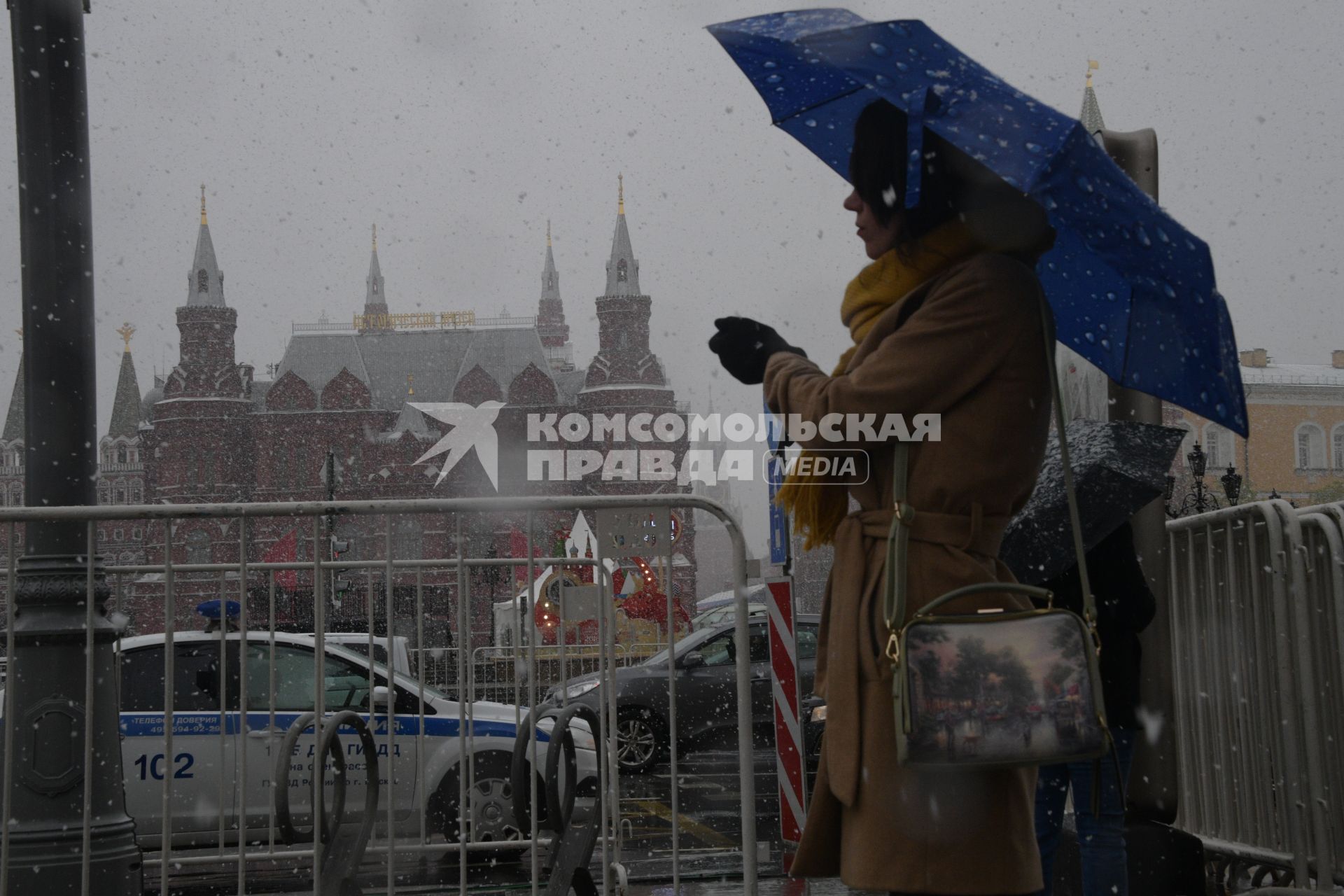 Москва.   Женщина под зонтом на Манежной площади.