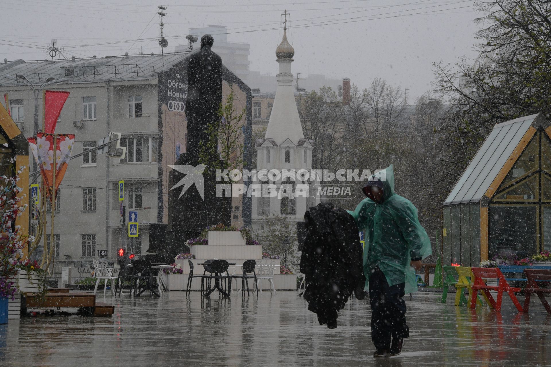 Москва.  Мужчина в плаще на Тверском  бульваре.