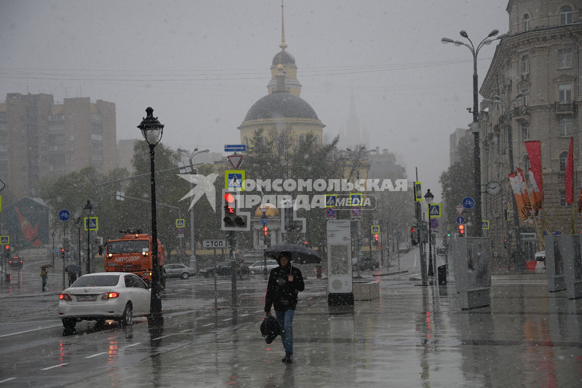 Москва.  Прохожие под дождем  на площади Никитских Ворот.