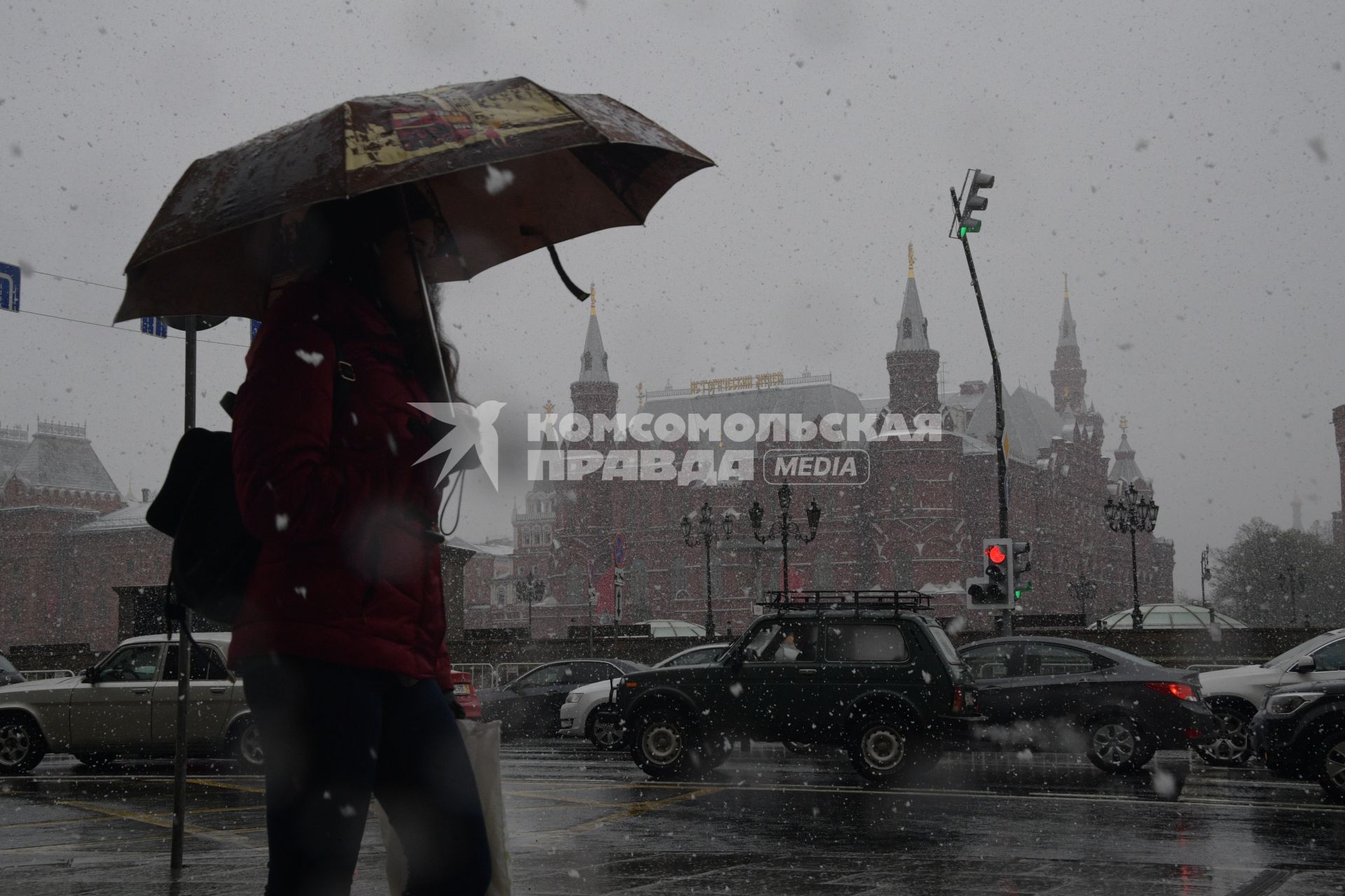 Москва.   Женщина под зонтом на Манежной площади.