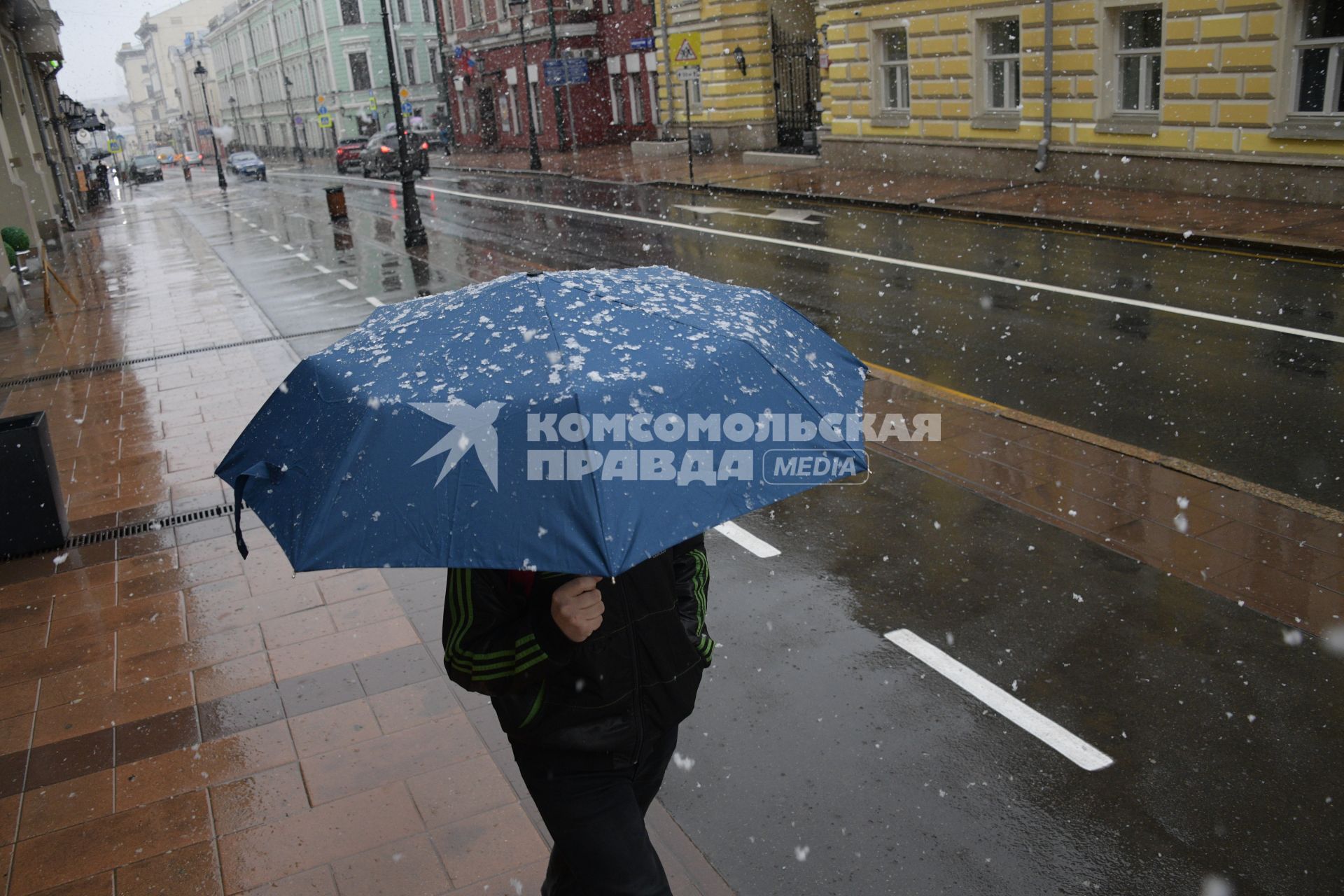 Москва.  Прохожие под снегом на Большой Никитской улице.