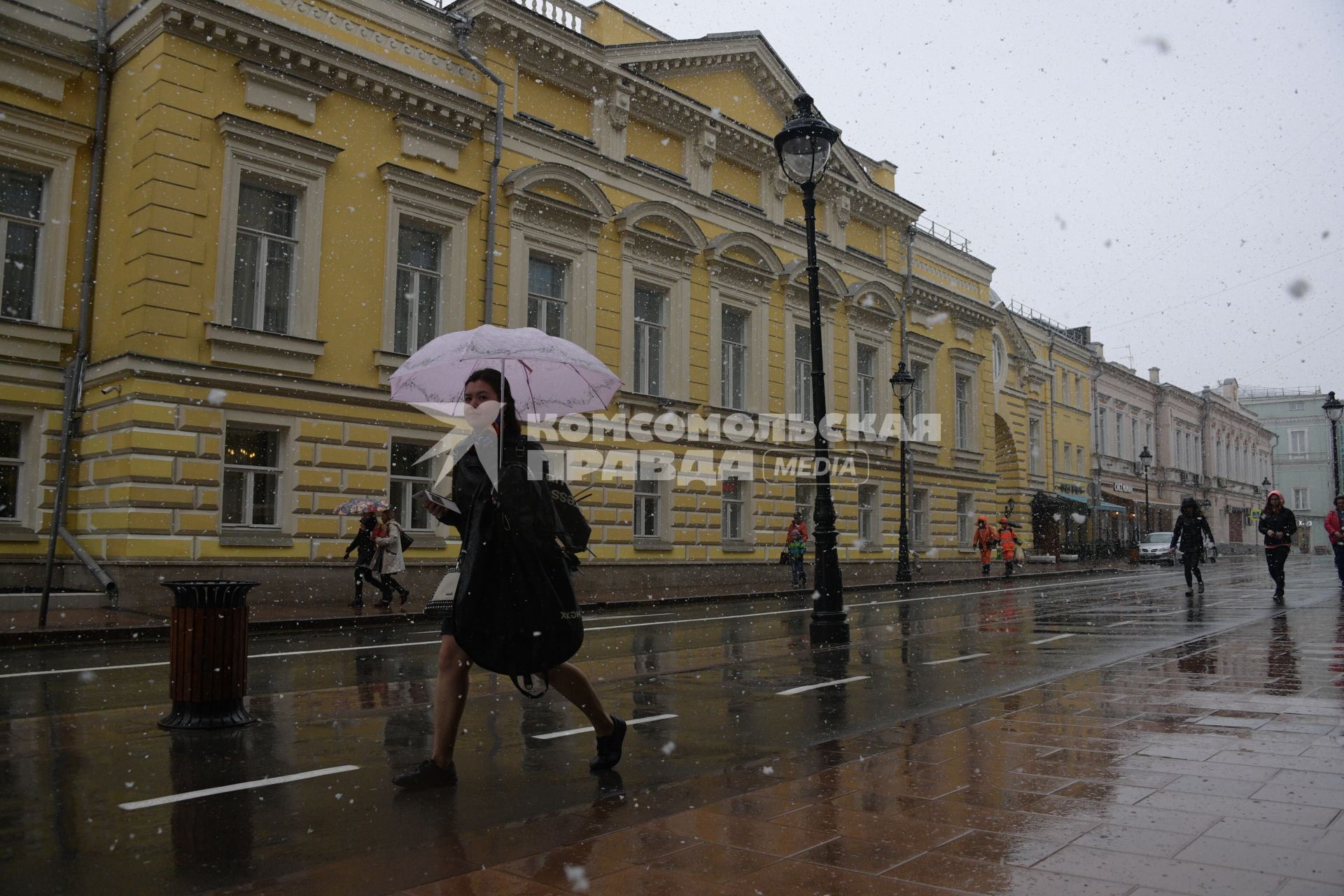 Москва.  Прохожие под снегом на Большой Никитской улице.