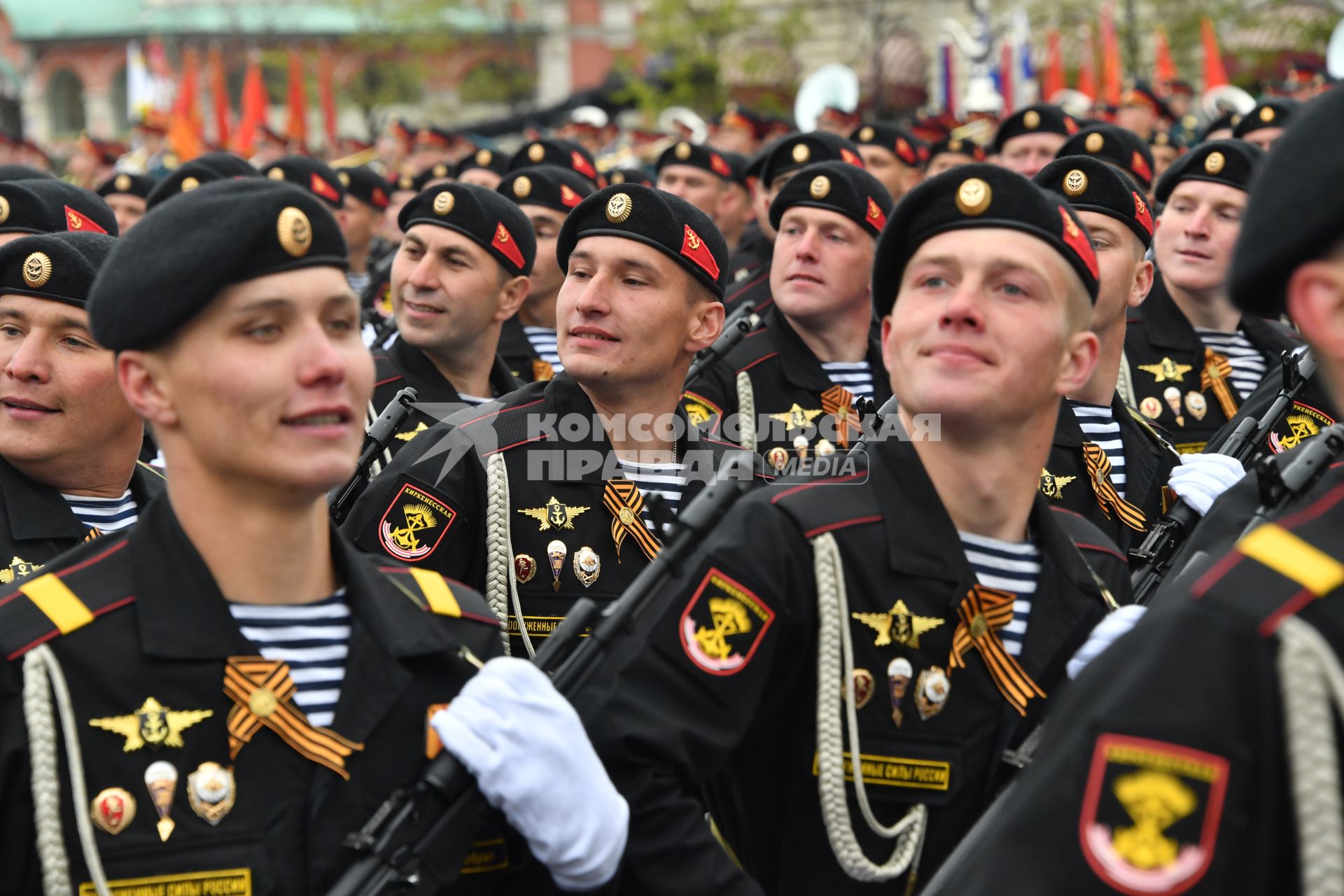 Москва.  Морские пехотинцы 336-й отдельной гвардейской Белостокской бригады Балтийского флота на Красной площади во время военного парада, посвященного 72-й годовщине Победы в Великой Отечественной войне.