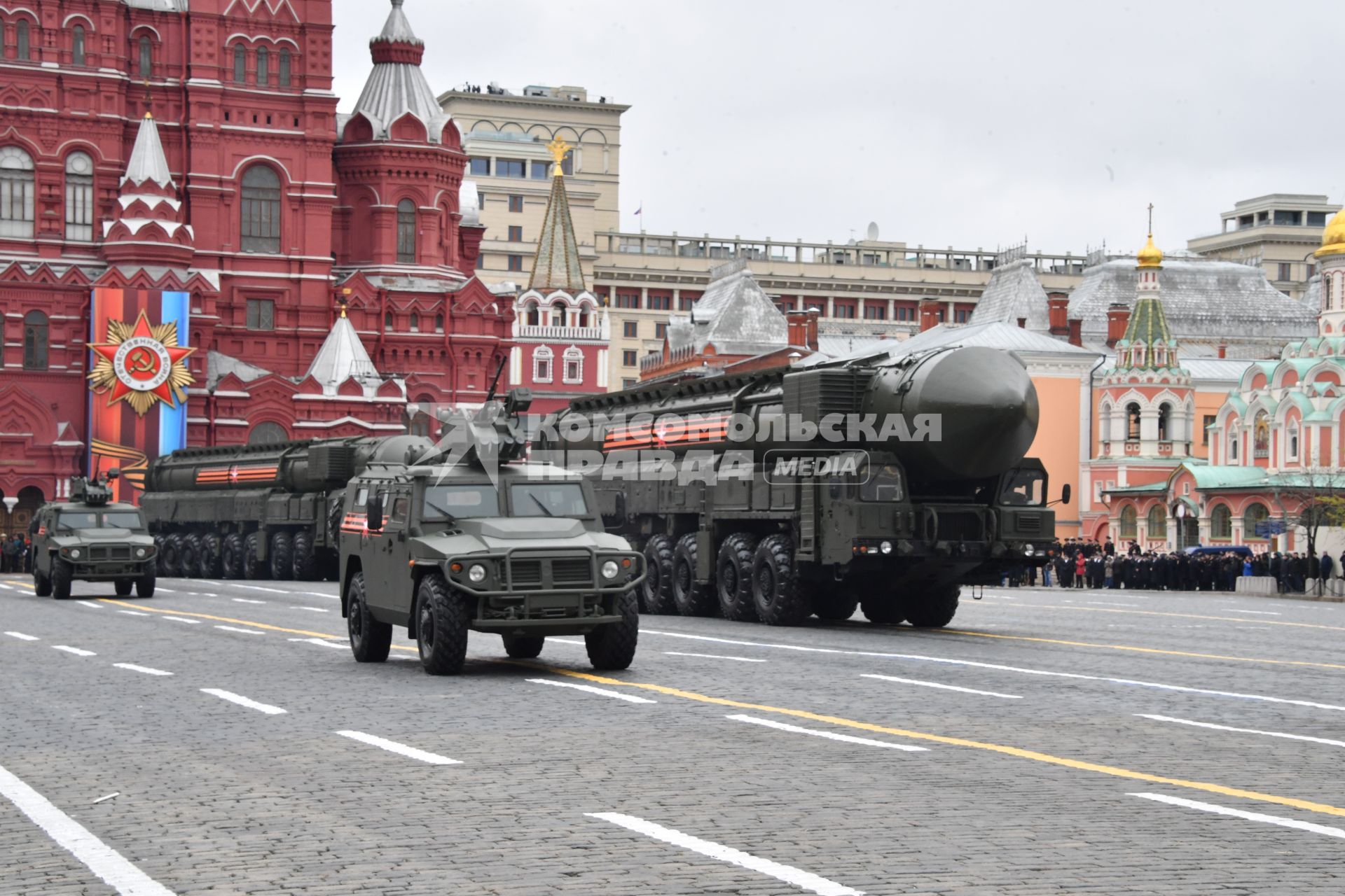 Москва. Подвижный грунтовый ракетный комплекс (ПГРК) с межконтинентальной баллистической ракетой РС-24 `Ярс` и бронеавтомобиль `Тигр-М` на Красной площади во время военного парада, посвященного 72-й годовщине Победы в Великой Отечественной войне.