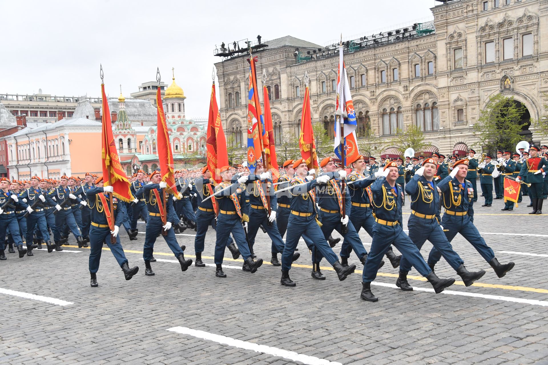 Москва.  Курсанты МЧС России на Красной площади во время военного парада, посвященного 72-й годовщине Победы в Великой Отечественной войне.