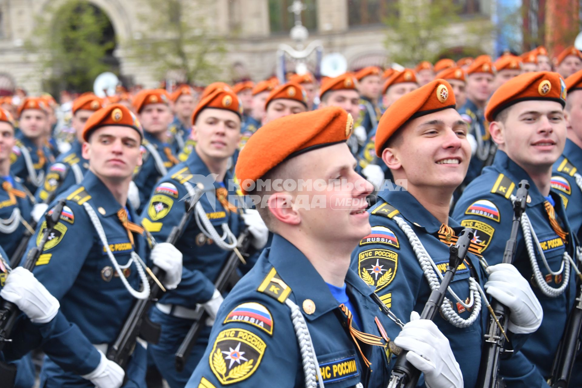 Москва.  Курсанты МЧС России на Красной площади во время военного парада, посвященного 72-й годовщине Победы в Великой Отечественной войне.