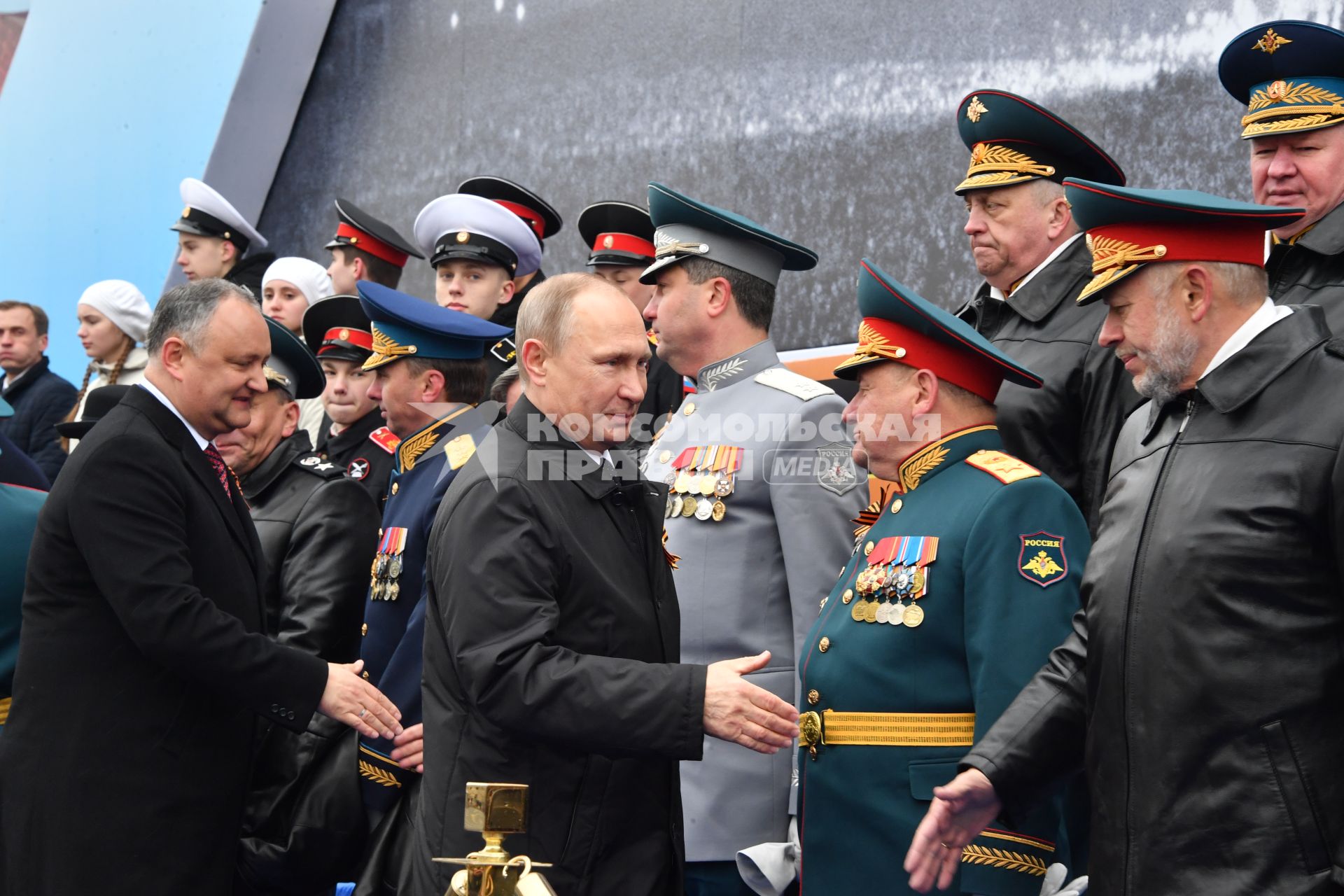 Москва. Президент России Владимир Путин (в центре) и  президент Молдавии Игорь Додон (слева) на Красной площади во время военного парада, посвященного 72-й годовщине Победы в Великой Отечественной войне.