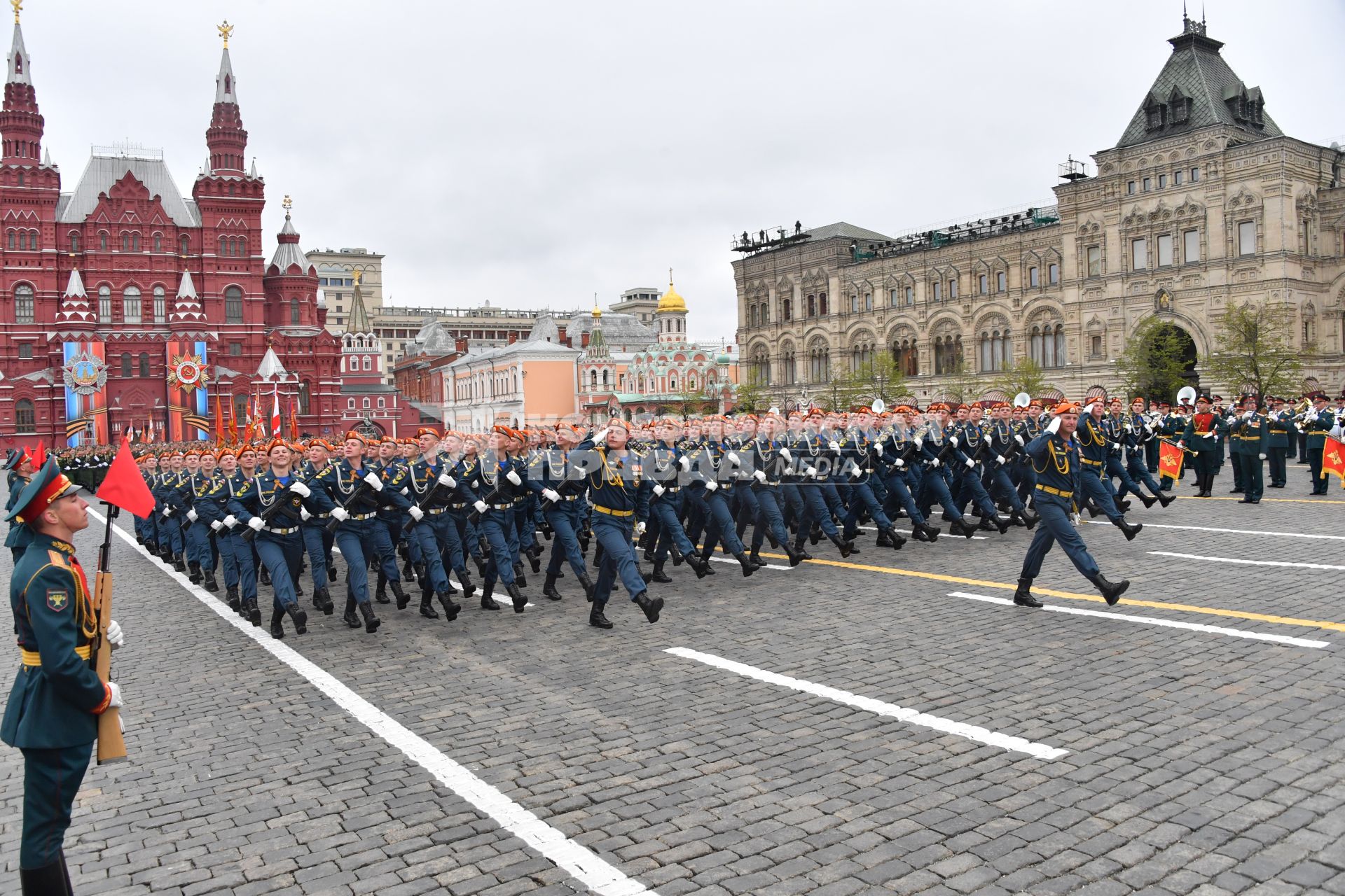 Москва.  Курсанты МЧС России на Красной площади во время военного парада, посвященного 72-й годовщине Победы в Великой Отечественной войне.