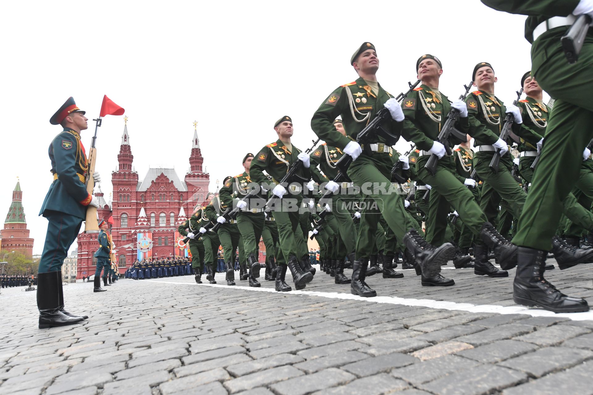 Москва.  Курсанты Военной академии материально-технического обеспечения имени генерала армии Хрулева на Красной площади во время военного парада, посвященного 72-й годовщине Победы в Великой Отечественной войне.