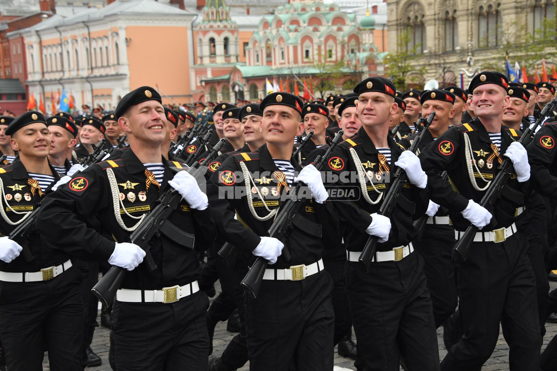 Москва.  Морские пехотинцы 336-й отдельной гвардейской Белостокской бригады Балтийского флота на Красной площади во время военного парада, посвященного 72-й годовщине Победы в Великой Отечественной войне.