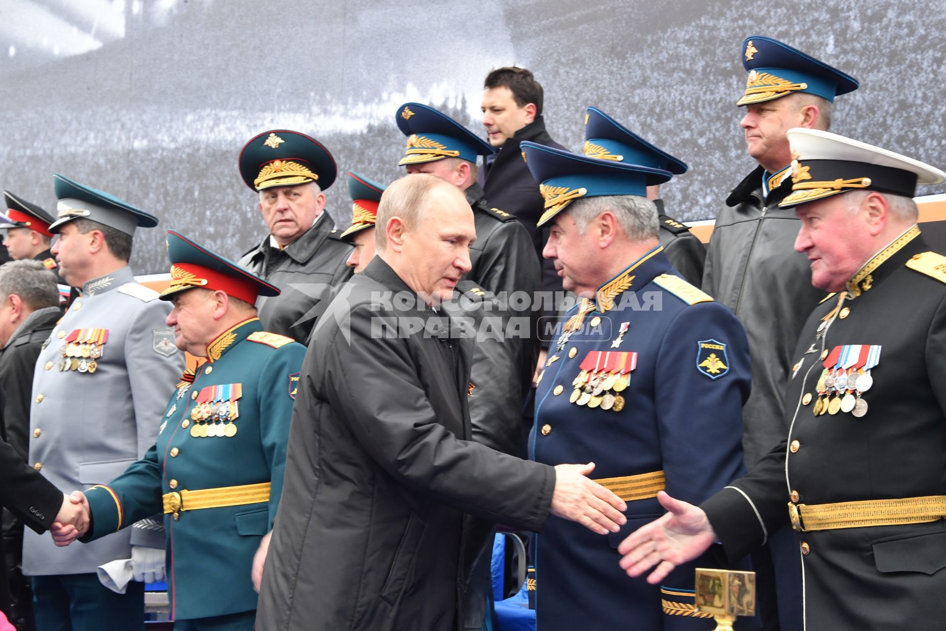 Москва.  Президент России Владимир Путин (в центре) на Красной площади во время военного парада, посвященного 72-й годовщине Победы в Великой Отечественной войне.