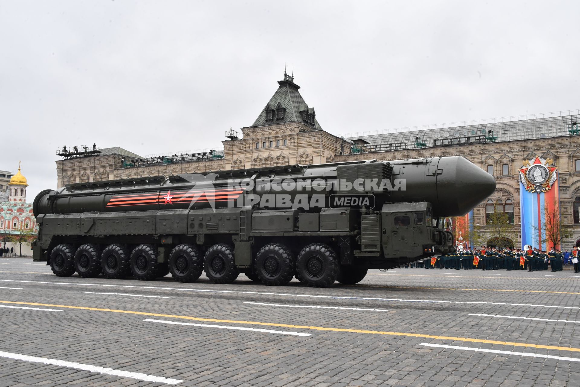 Москва. Подвижный грунтовый ракетный комплекс (ПГРК) с межконтинентальной баллистической ракетой РС-24 `Ярс`  на Красной площади во время военного парада, посвященного 72-й годовщине Победы в Великой Отечественной войне.