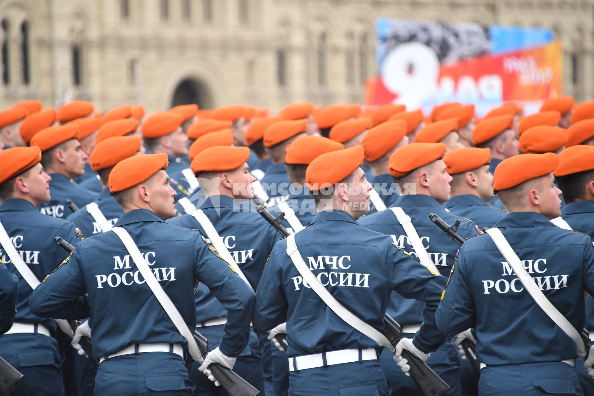 Москва.  Курсанты МЧС России на Красной площади во время военного парада, посвященного 72-й годовщине Победы в Великой Отечественной войне.