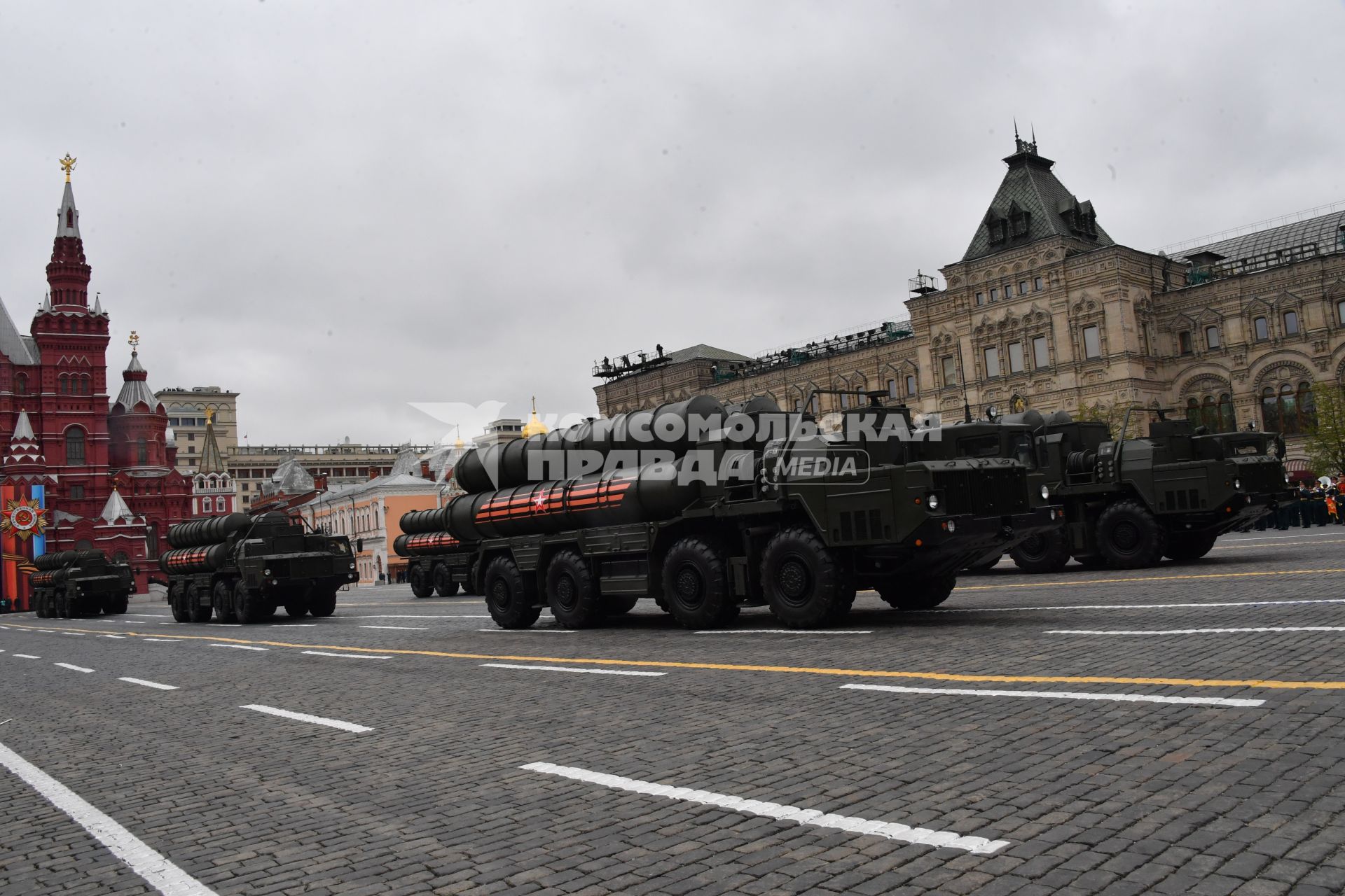 Москва. Зенитная ракетная система С-400 `Триумф` на Красной площади во время военного парада, посвященного 72-й годовщине Победы в Великой Отечественной войне.