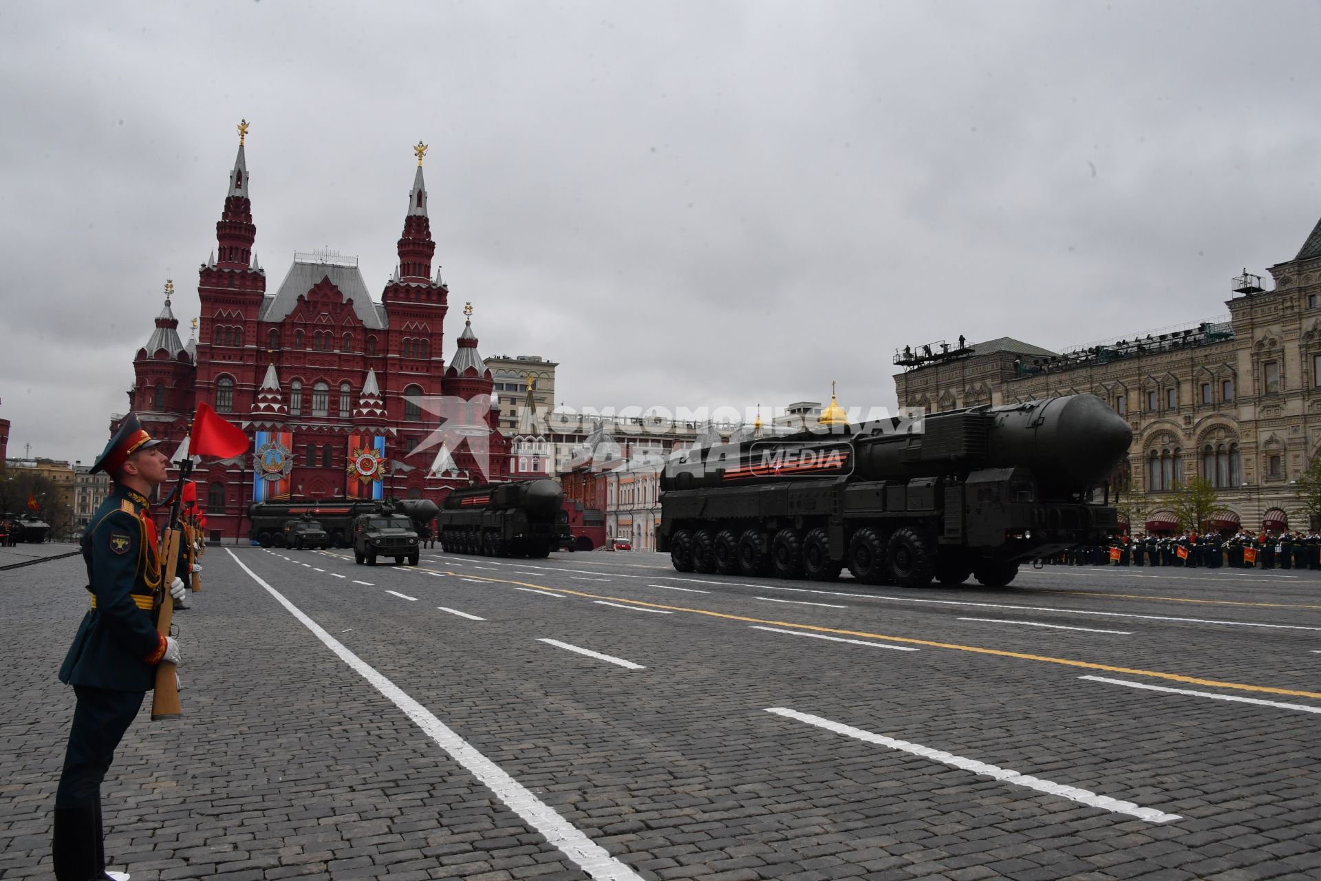 Москва. Подвижный грунтовый ракетный комплекс (ПГРК) с межконтинентальной баллистической ракетой РС-24 `Ярс` и бронеавтомобиль `Тигр-М` на Красной площади во время военного парада, посвященного 72-й годовщине Победы в Великой Отечественной войне.