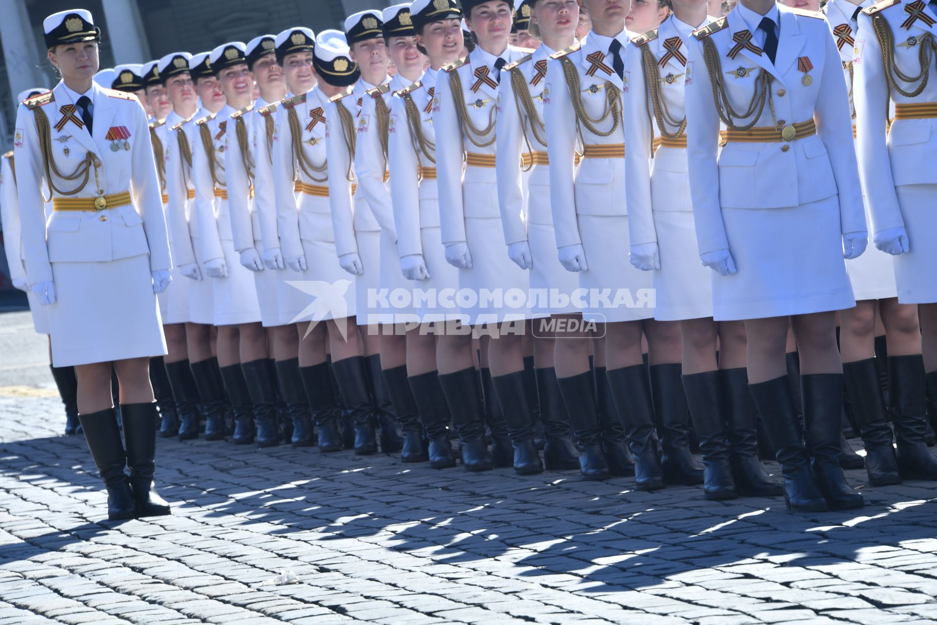 Москва.  Девушки-курсантки перед началом  генеральной репетиции военного  парада , посвященного 72-й годовщине Победы в Великой Отечественной войне .