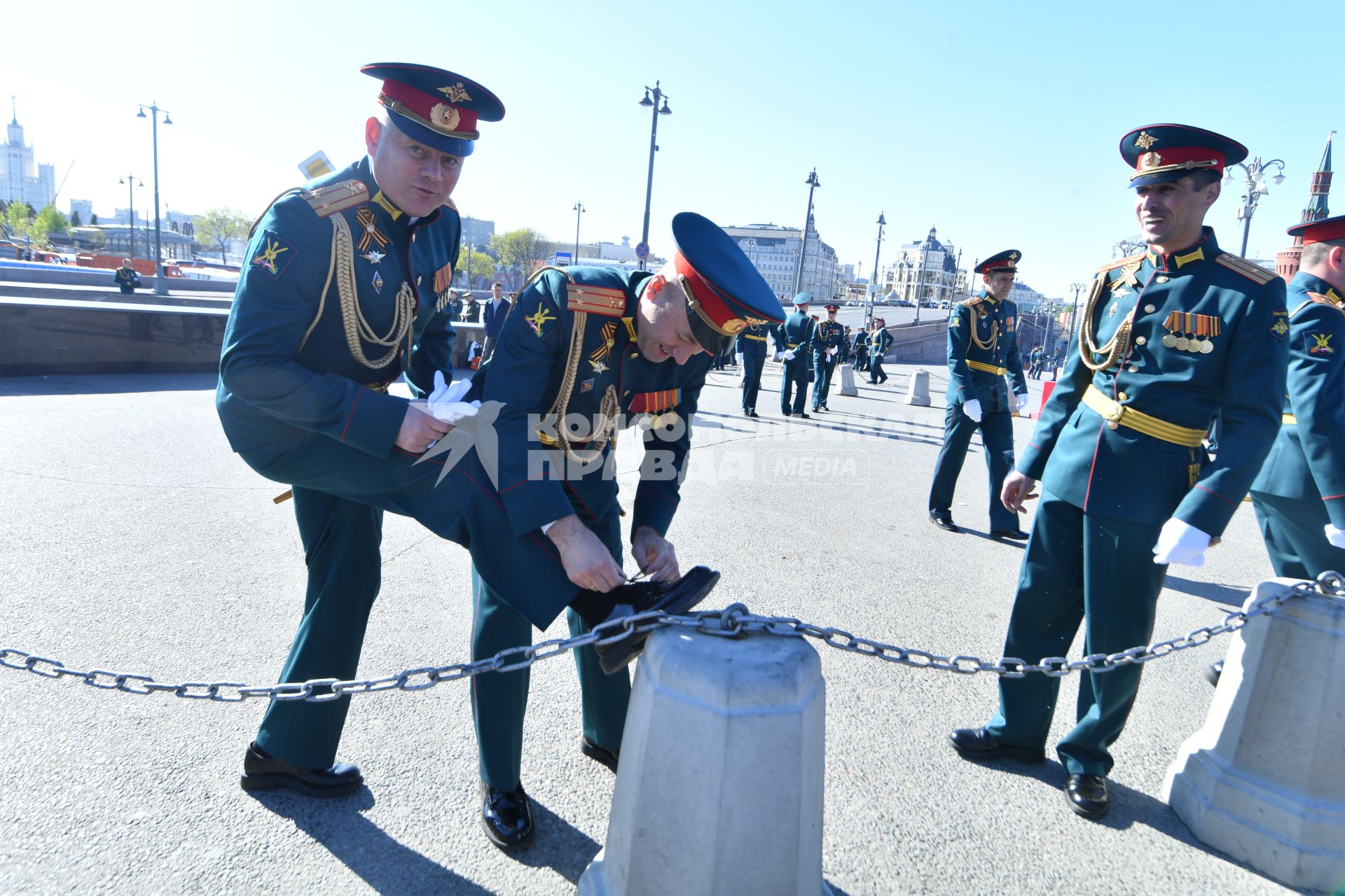 Москва.  Участники парада приводят в порядок  внешний вид перед началом репетиции.