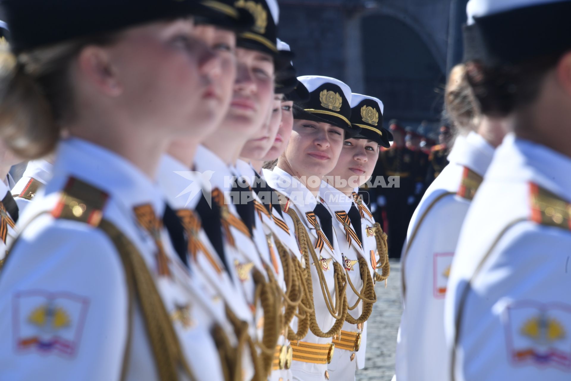 Москва.  Девушки-курсантки перед началом  генеральной репетиции военного  парада , посвященного 72-й годовщине Победы в Великой Отечественной войне .