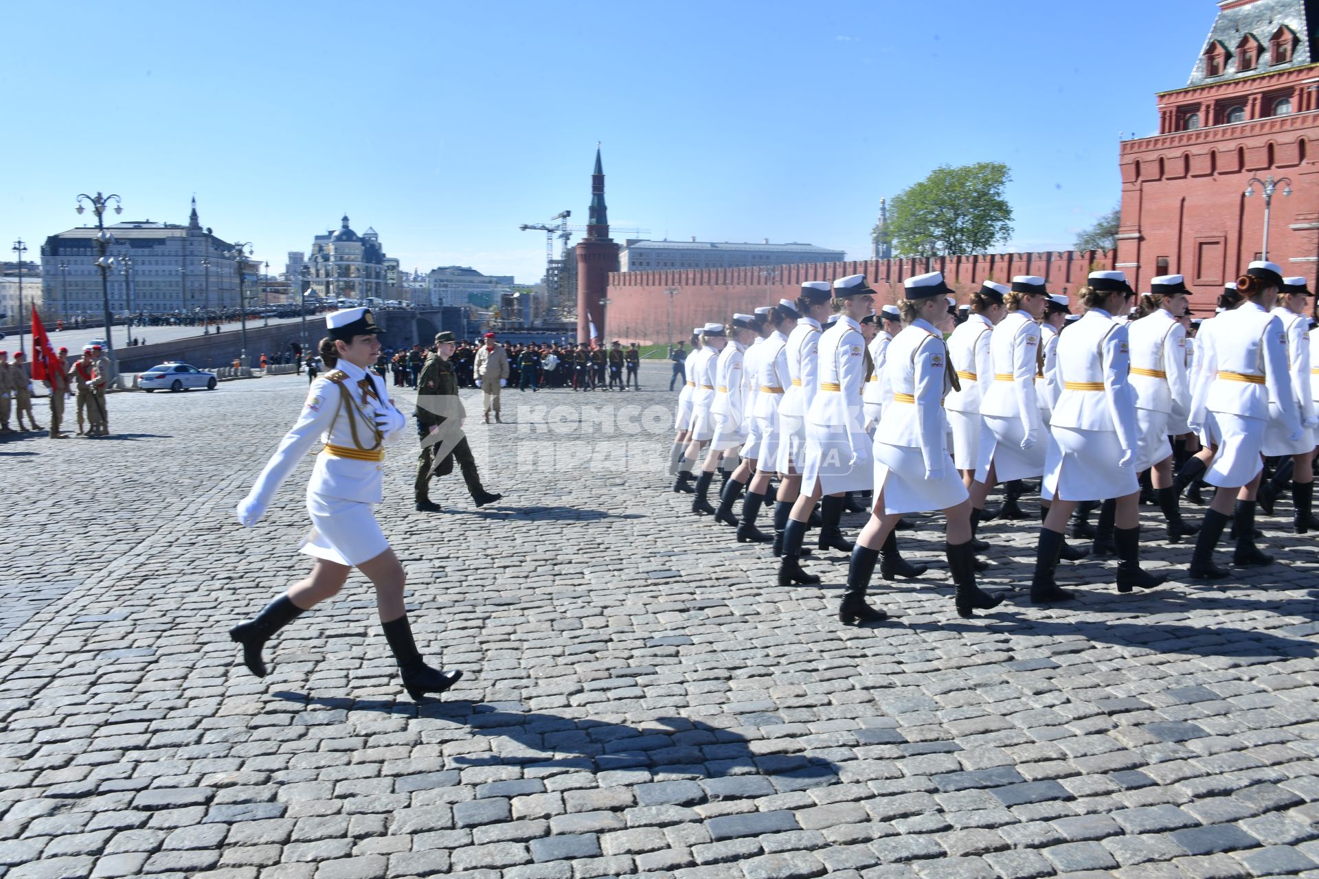 Москва.  Девушки-курсантки перед началом  генеральной репетиции военного  парада , посвященного 72-й годовщине Победы в Великой Отечественной войне .