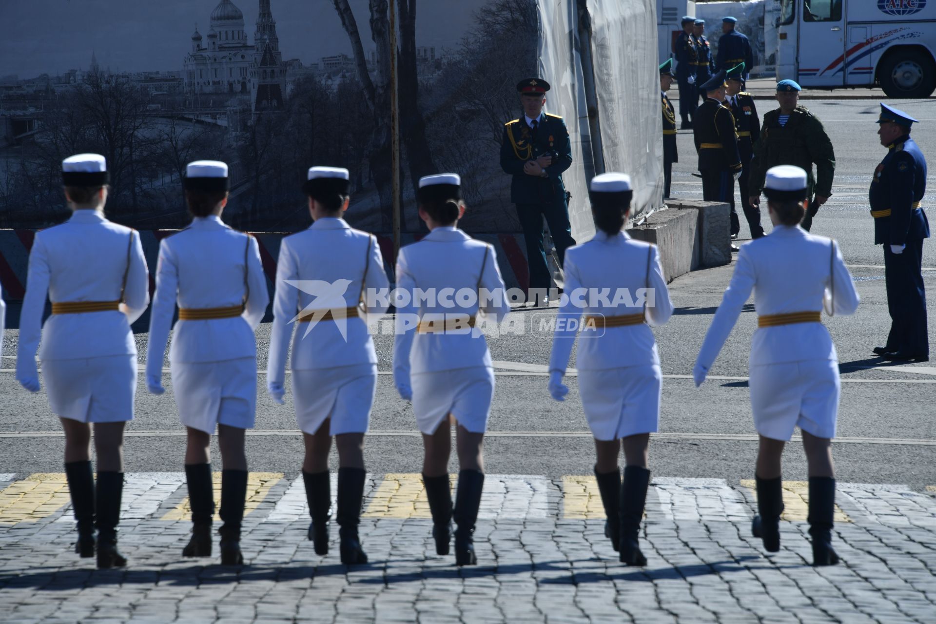 Москва.  Девушки-курсантки перед началом  генеральной репетиции военного  парада , посвященного 72-й годовщине Победы в Великой Отечественной войне .