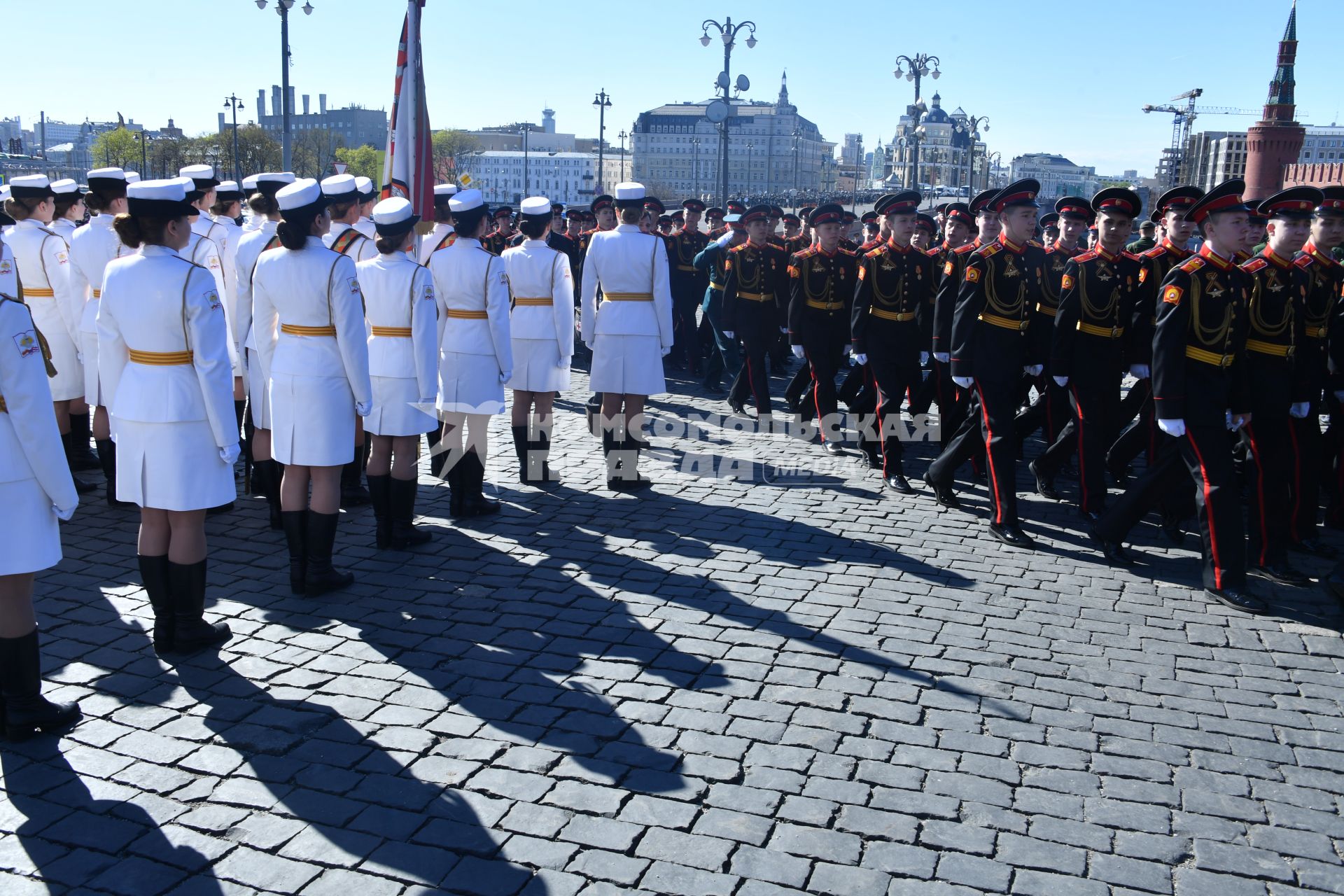 Москва.  Девушки-курсантки перед началом  генеральной репетиции военного  парада , посвященного 72-й годовщине Победы в Великой Отечественной войне .