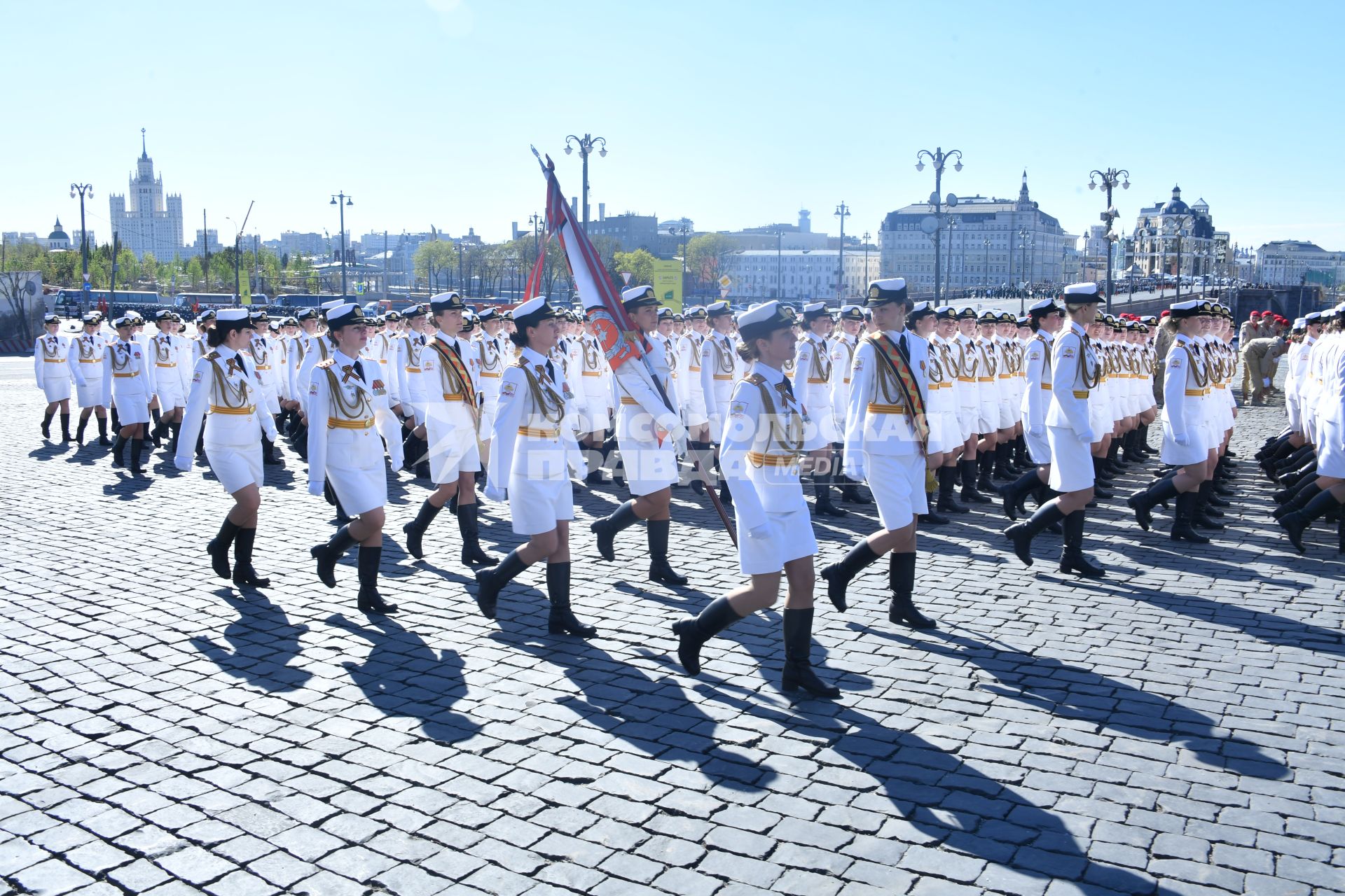 Москва.  Девушки-курсантки перед началом  генеральной репетиции военного  парада , посвященного 72-й годовщине Победы в Великой Отечественной войне .