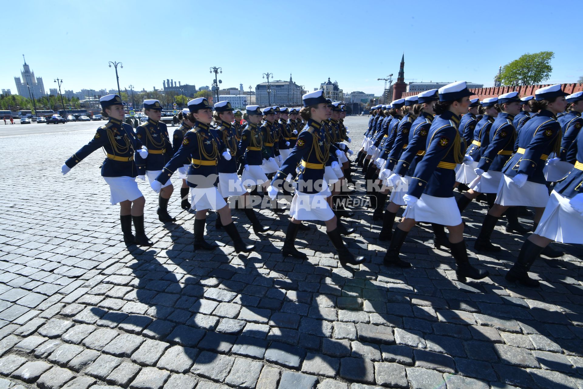 Москва.  Девушки-курсантки перед началом  генеральной репетиции военного  парада , посвященного 72-й годовщине Победы в Великой Отечественной войне .